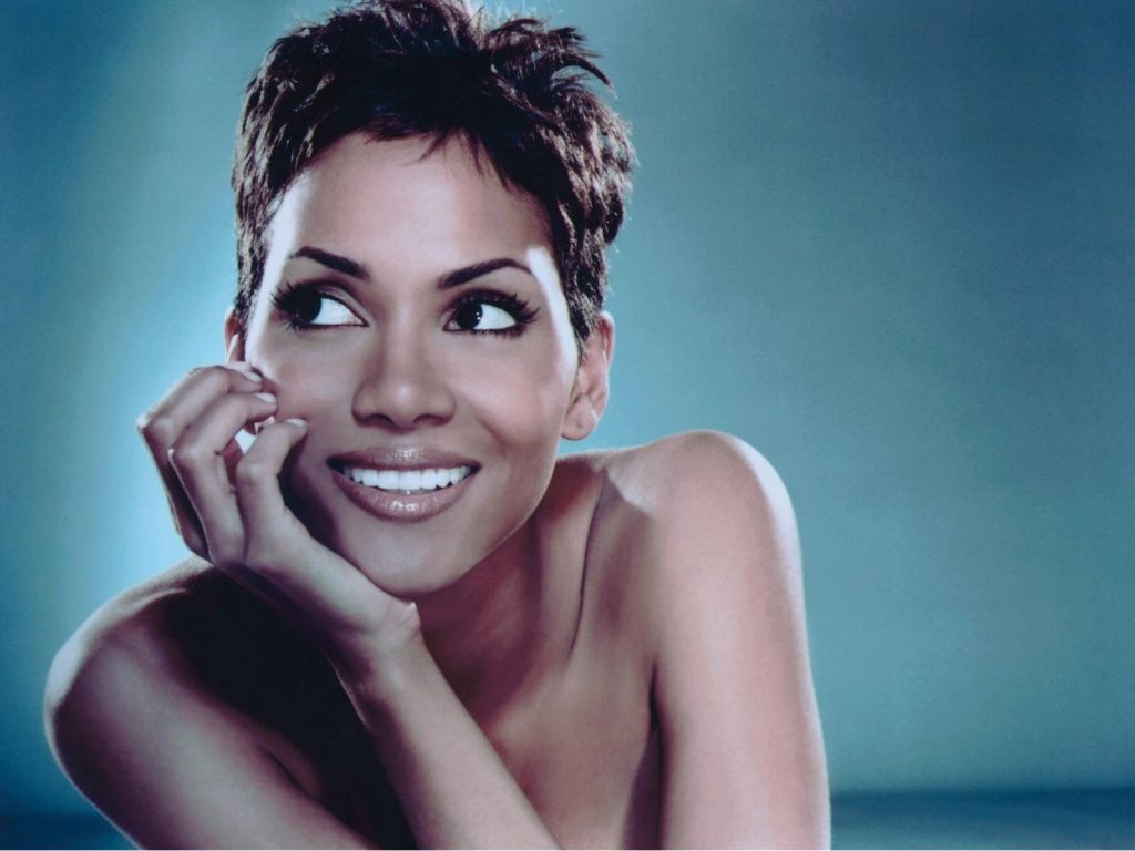 Halle Berry sorridente sfondo blu, 1024x768 HD, Laptop