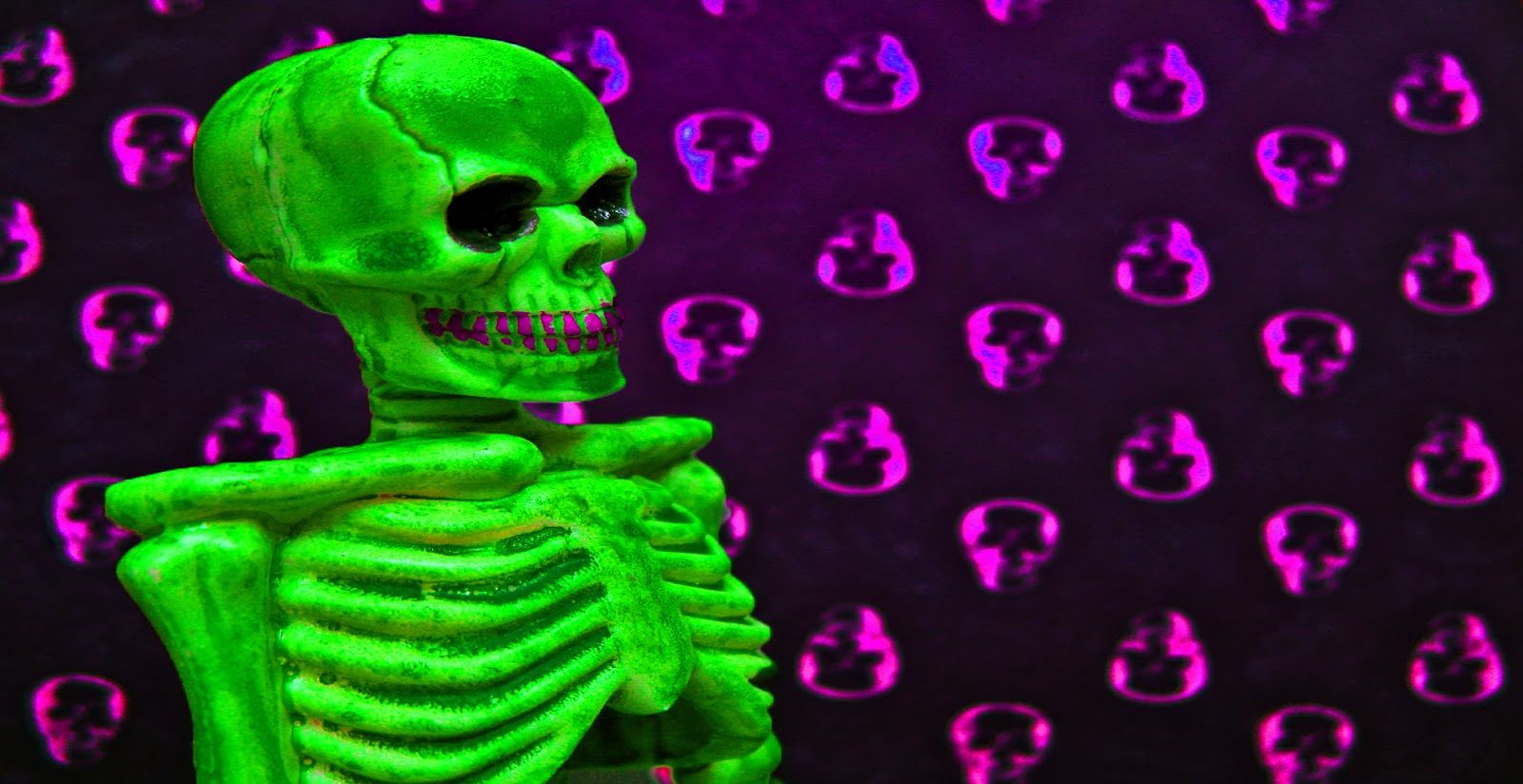 Scheletro verde neon Halloween, 1600x824 HD Ready, Desktop