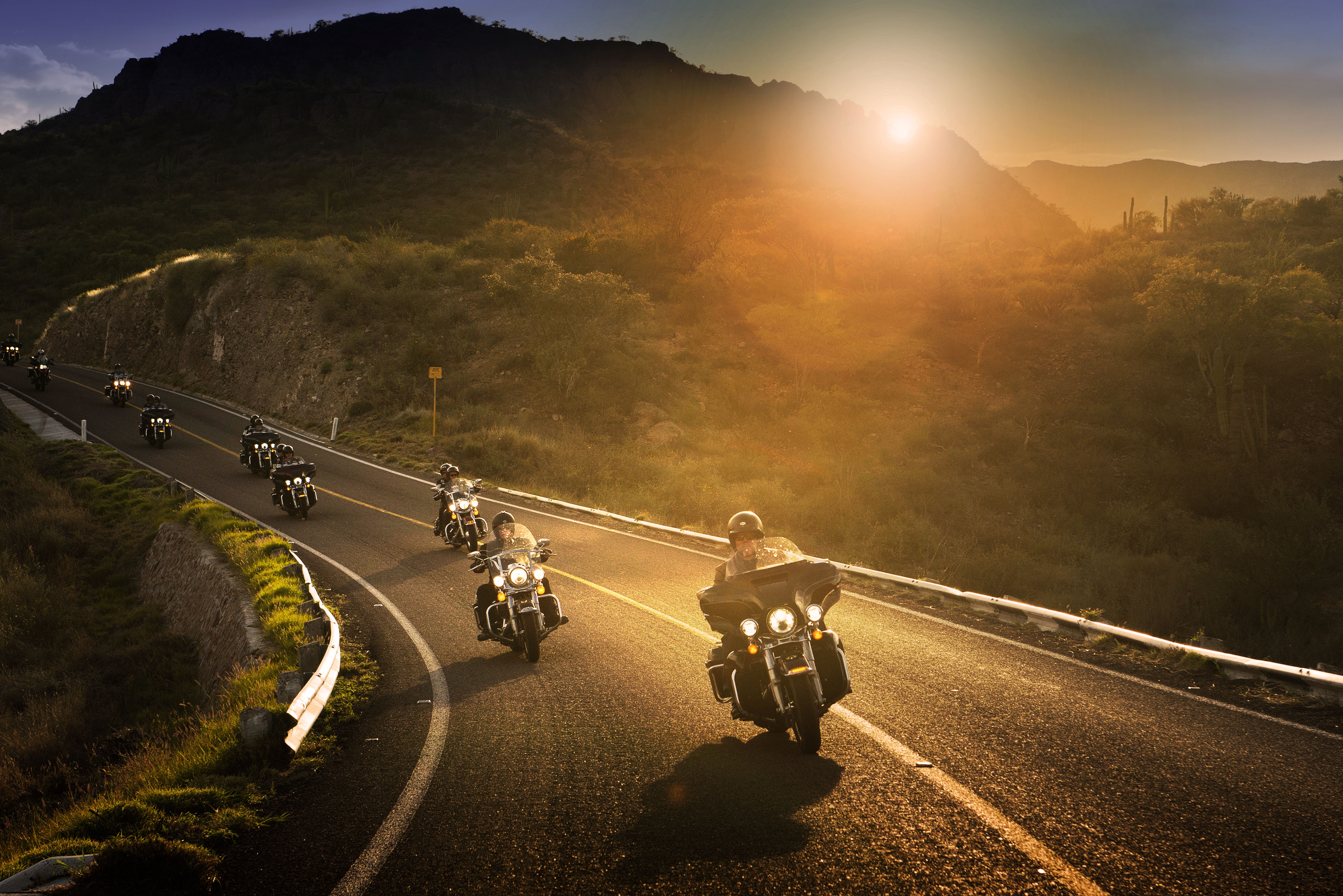 Motociclisti Harley Davidson al tramonto, 7360x4912 4K, Desktop 4K