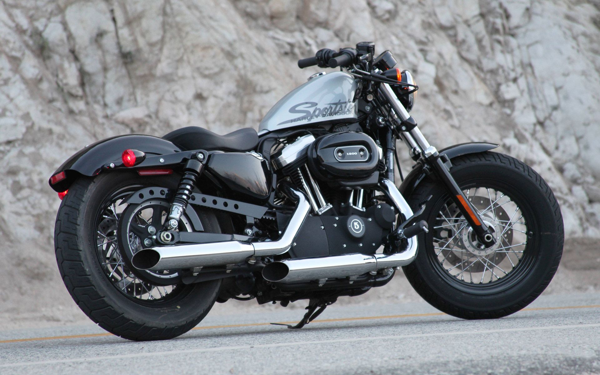 Harley Davidson nera su strada, 1920x1200 WUXGA, Laptop