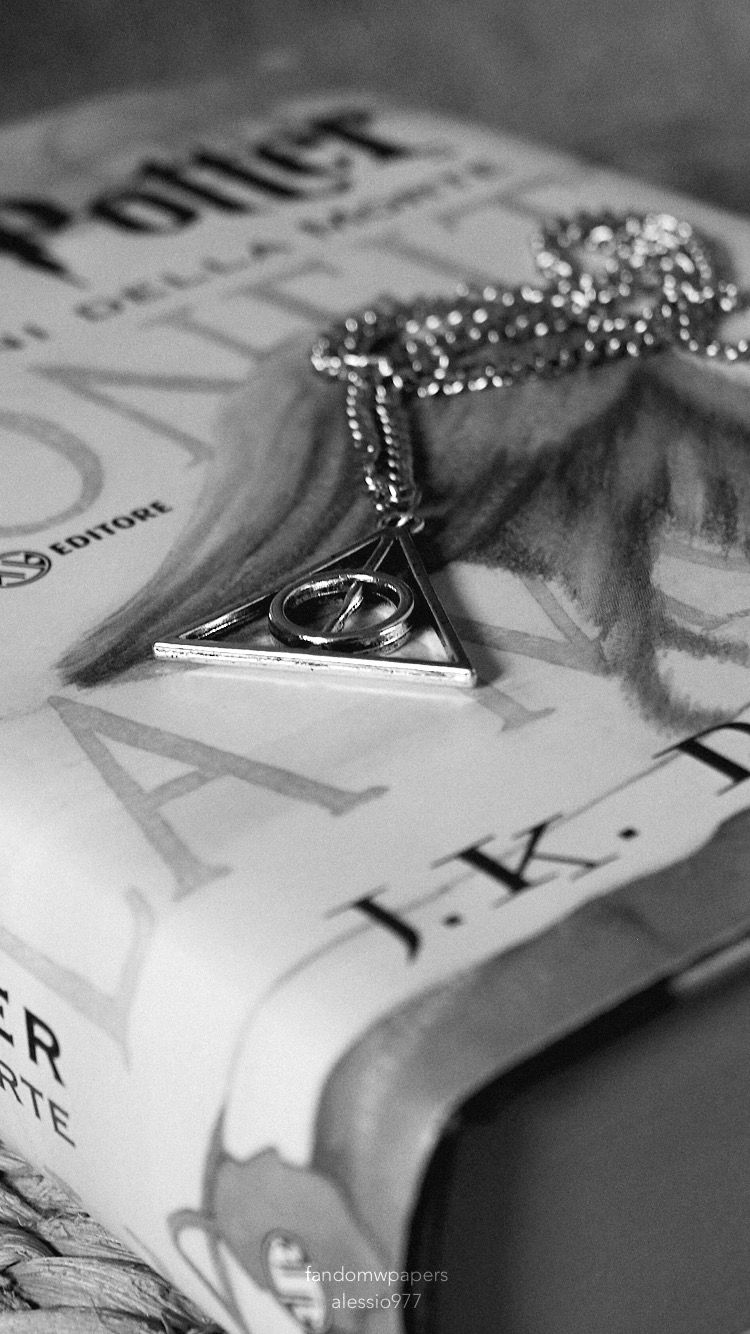 Ciondolo Doni della Morte, libro, 750x1334 Verticale, Mobile