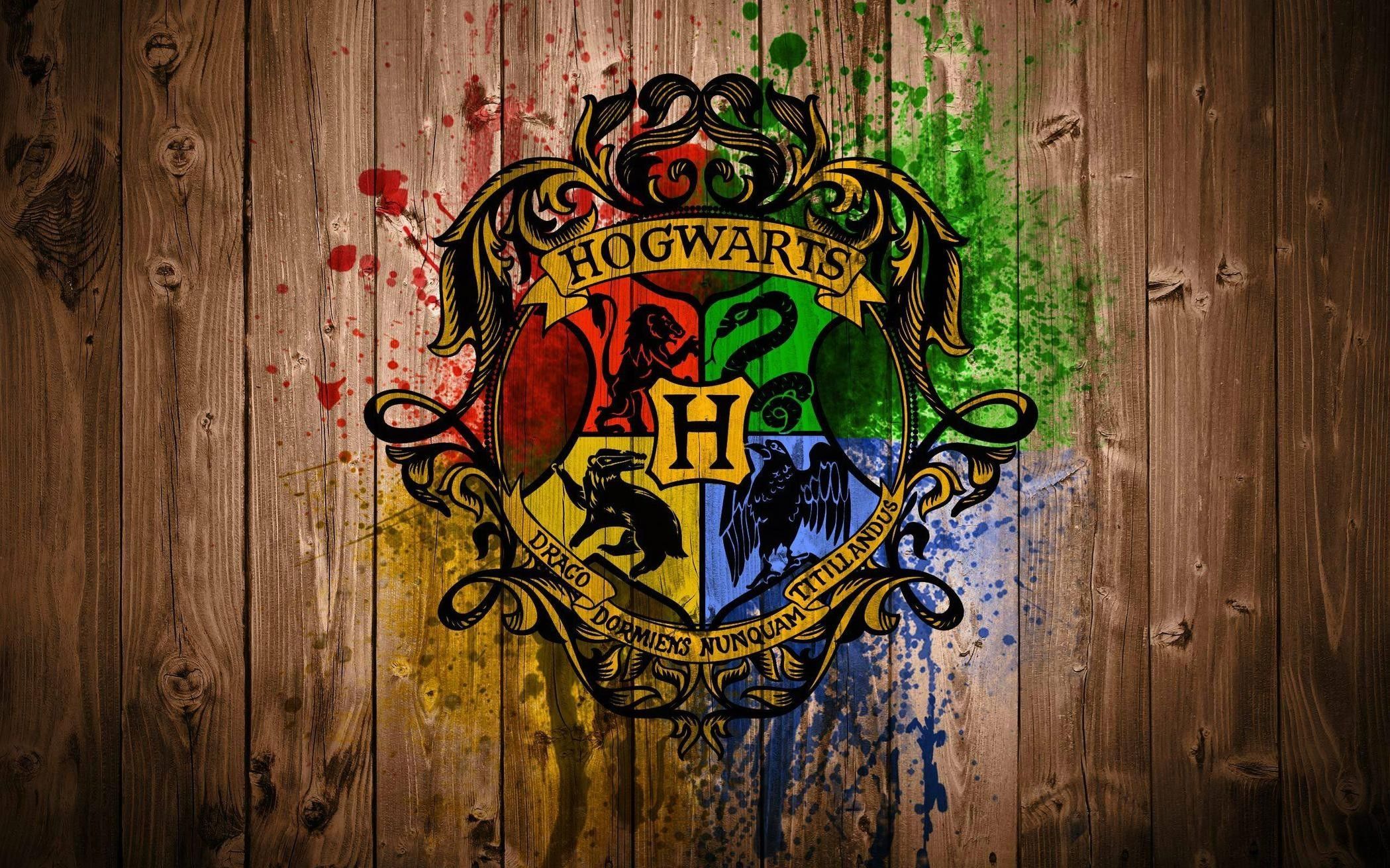 Stemma Hogwarts su legno, 1080x1920 Verticale, Tablet