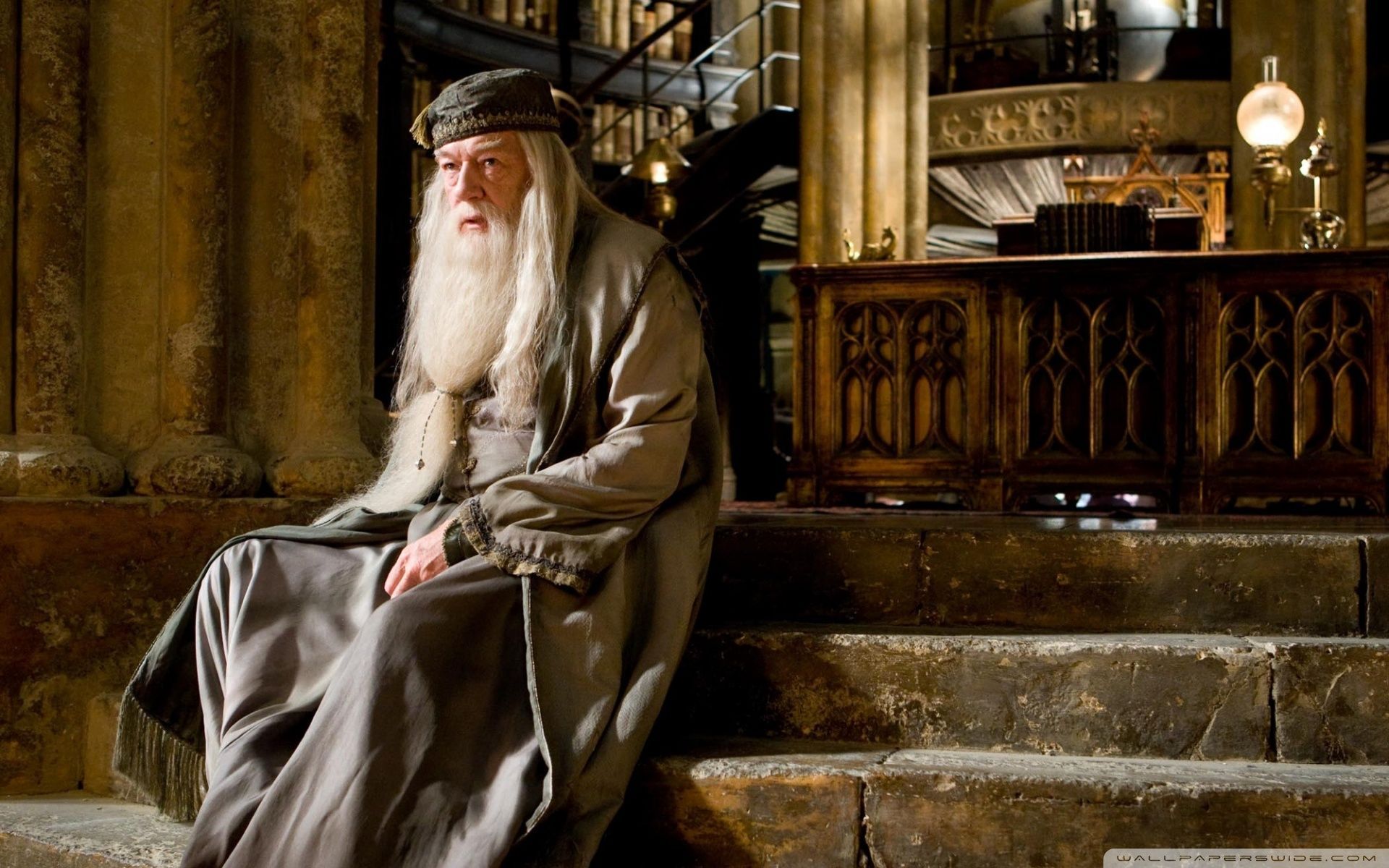 Silente seduto scalinata Hogwarts, 1920x1200 Full HD+, PC