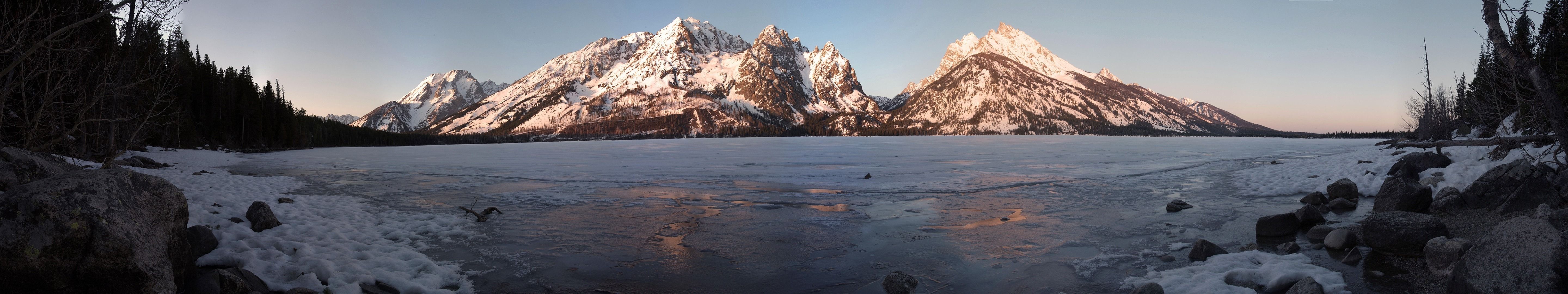 Lago ghiacciato tra montagne innevate, 5760x1080 Ultrawide, Monitor 4K