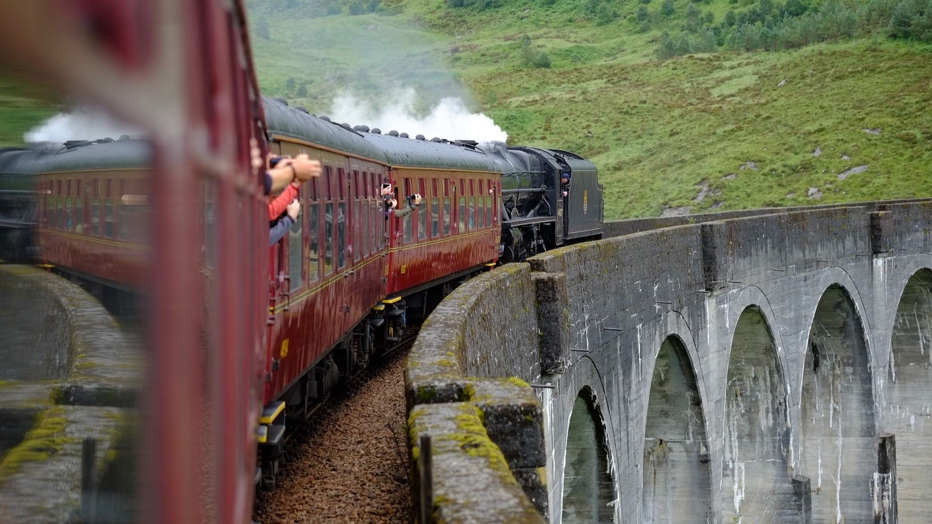Treno a vapore rosso su viadotto, 1920x1080 1080p, Desktop