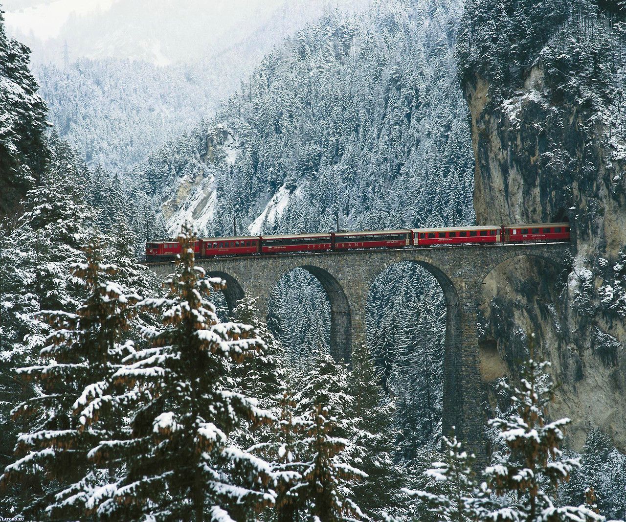 Treno rosso su viadotto innevato, 1280x1067 HD, Desktop