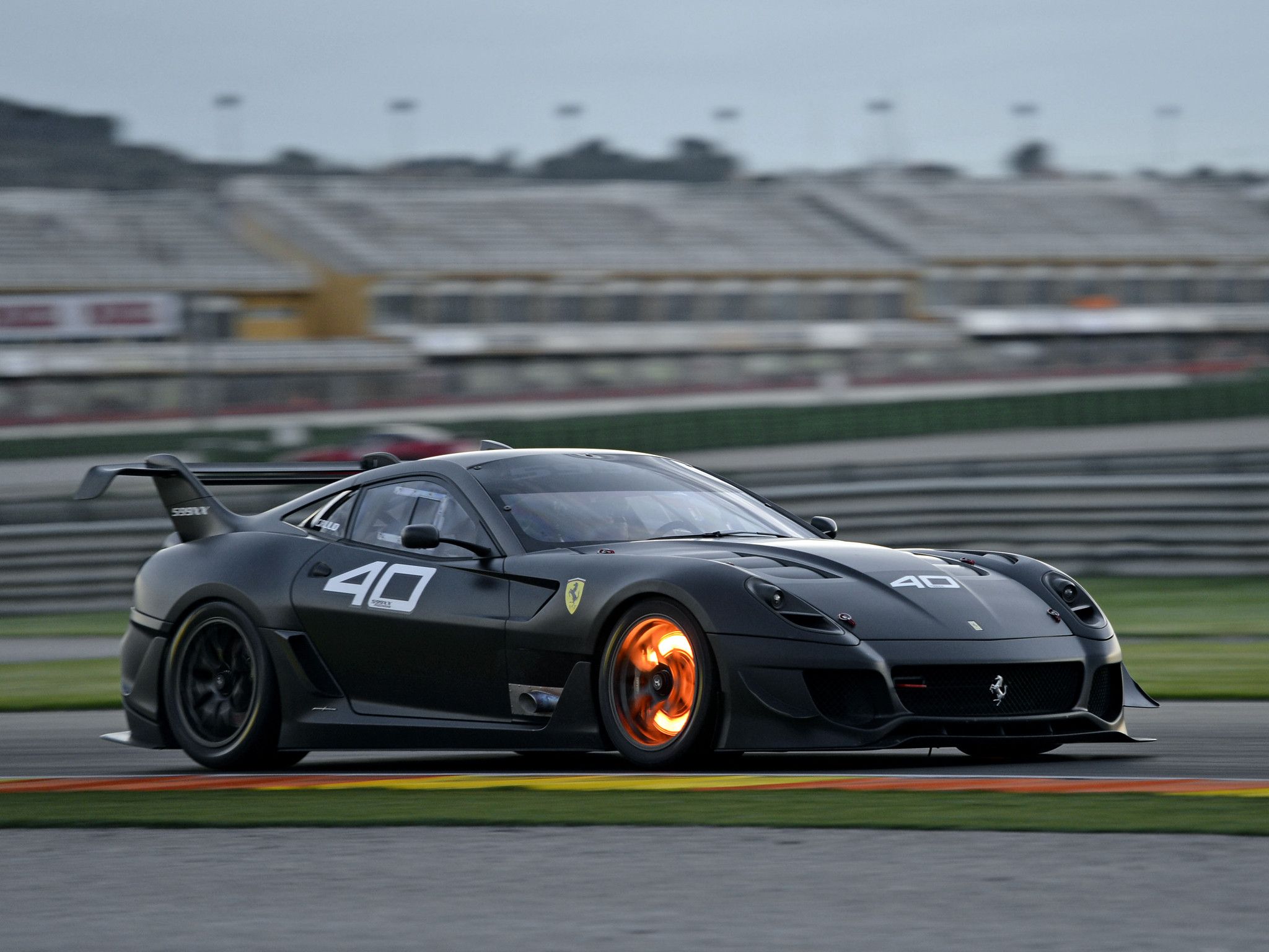 Ferrari nera da corsa in pista, supercar italiana, 2048x1536 alta risoluzione, Desktop