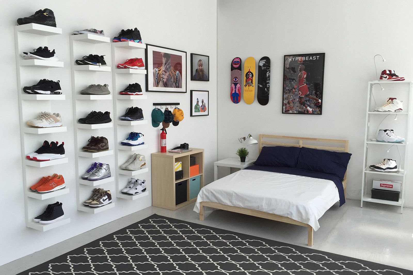 Persona con sneaker in magazzino, 3456x5184 Full HD Verticale, iPhone