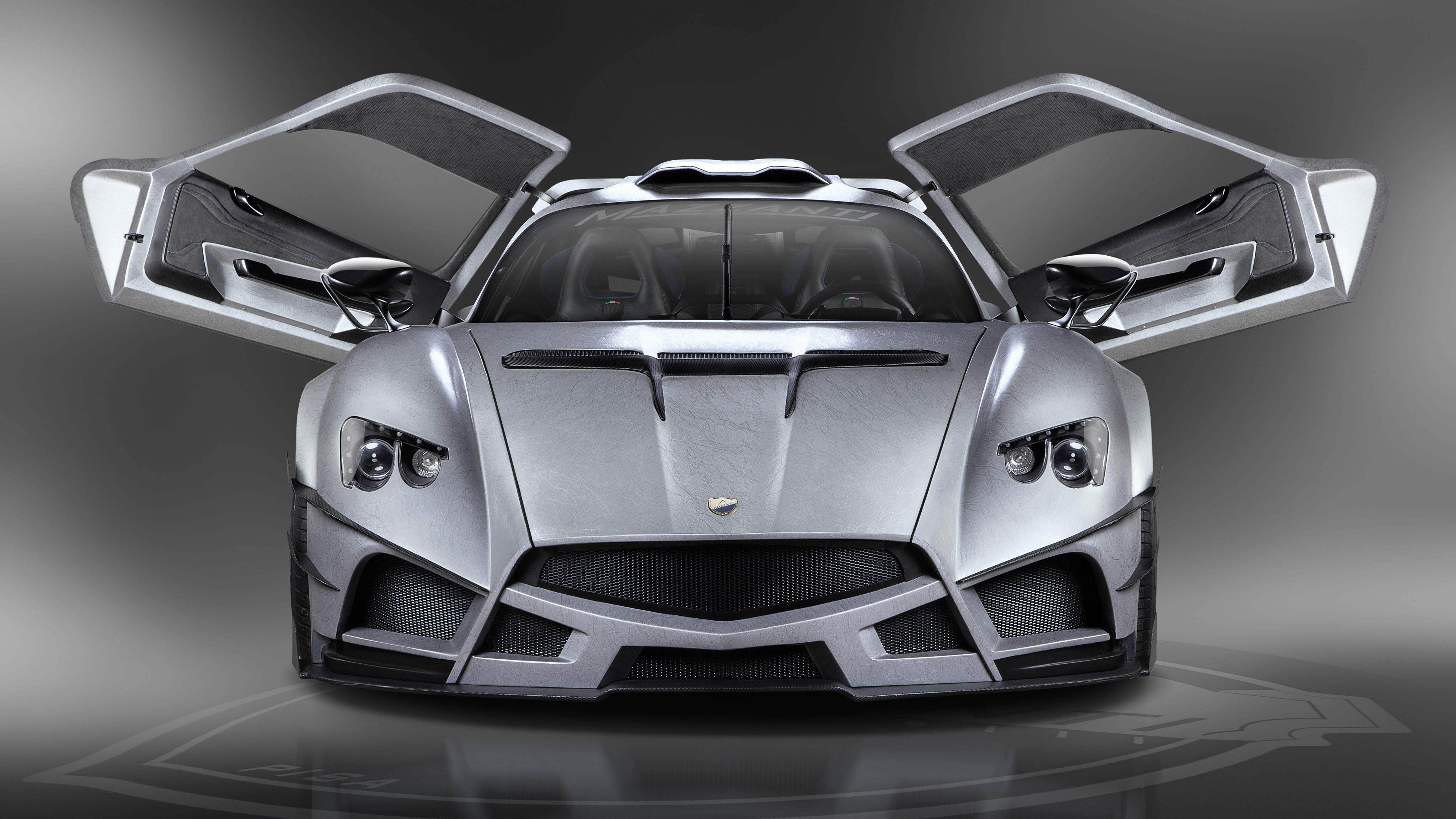 Hypercar argento portiere aperte, 4096x2304 4K Ultra HD, Monitor 4K