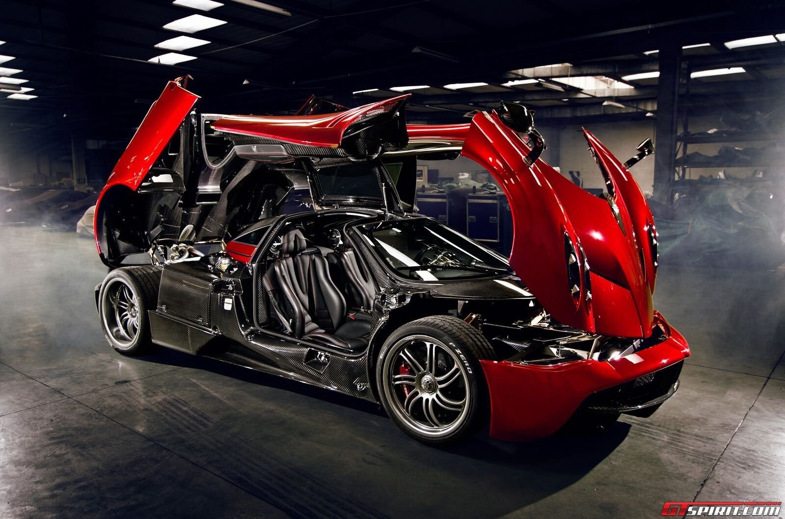 Pagani Huayra rossa portiere aperte, 1600x1058 900p, Desktop