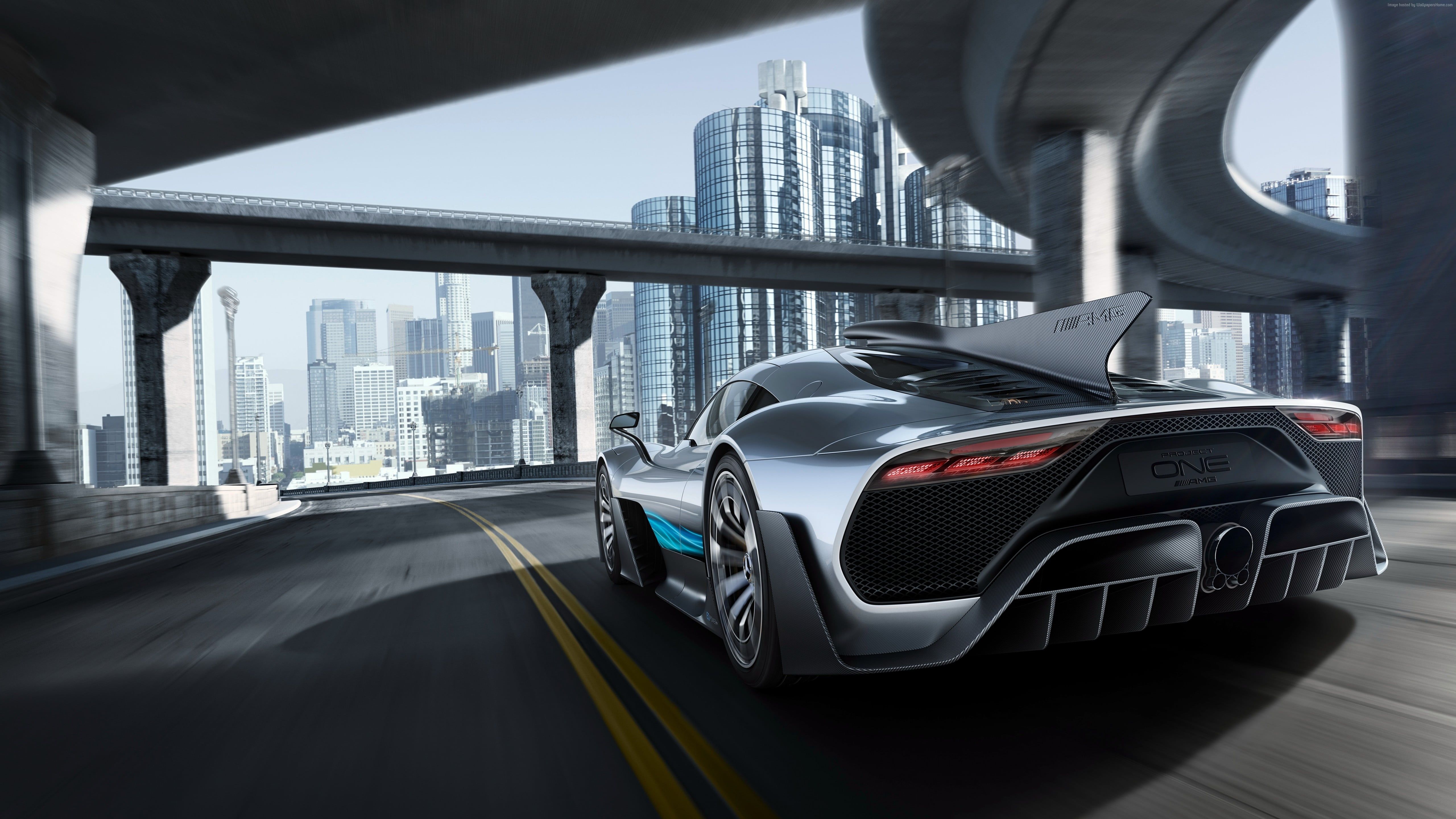 Hypercar argento su strada urbana, 5120x2880 UHD, Monitor 4K