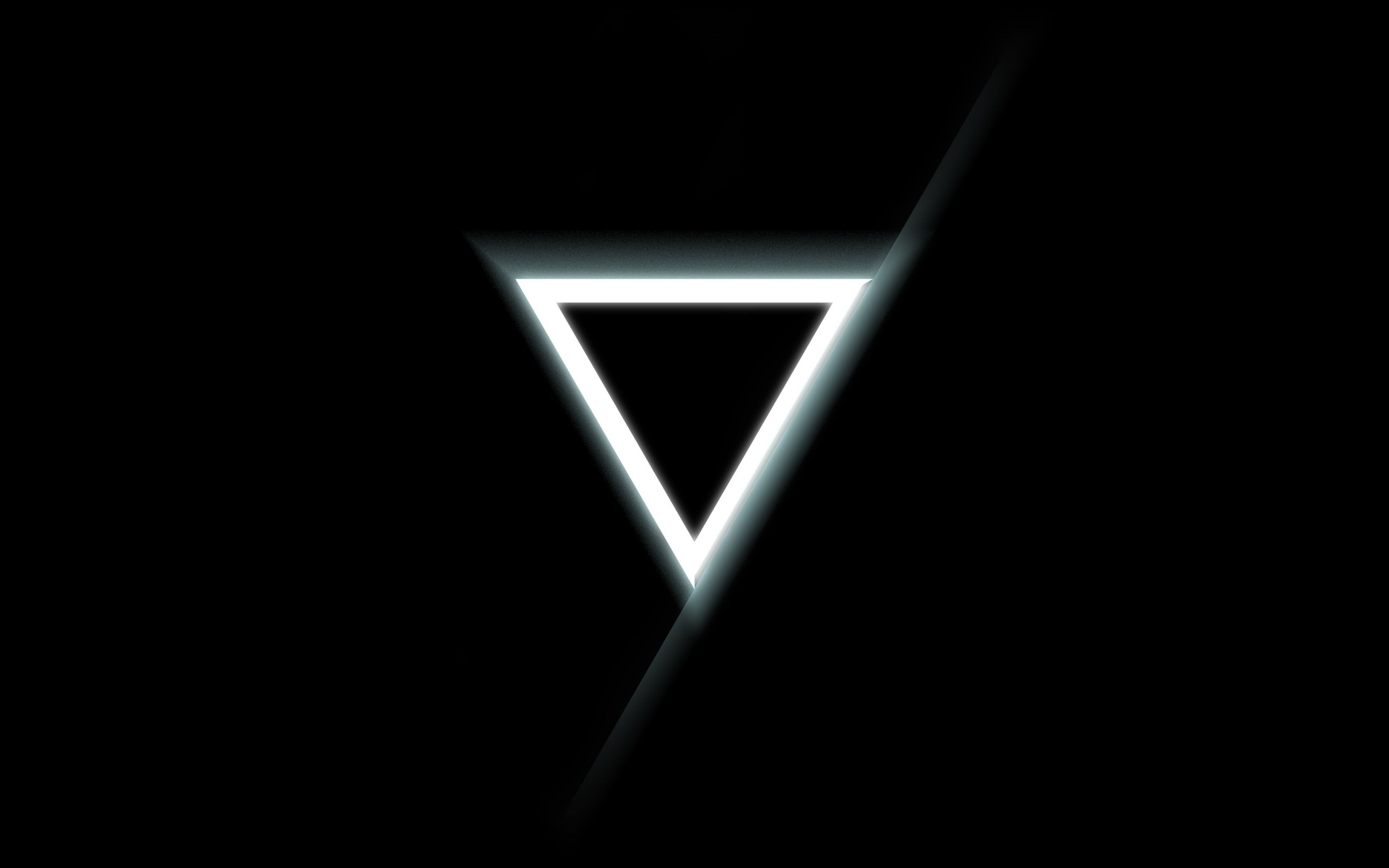Triangolo luminoso su nero, 3840x2400 4K Ultra HD, Monitor 4K