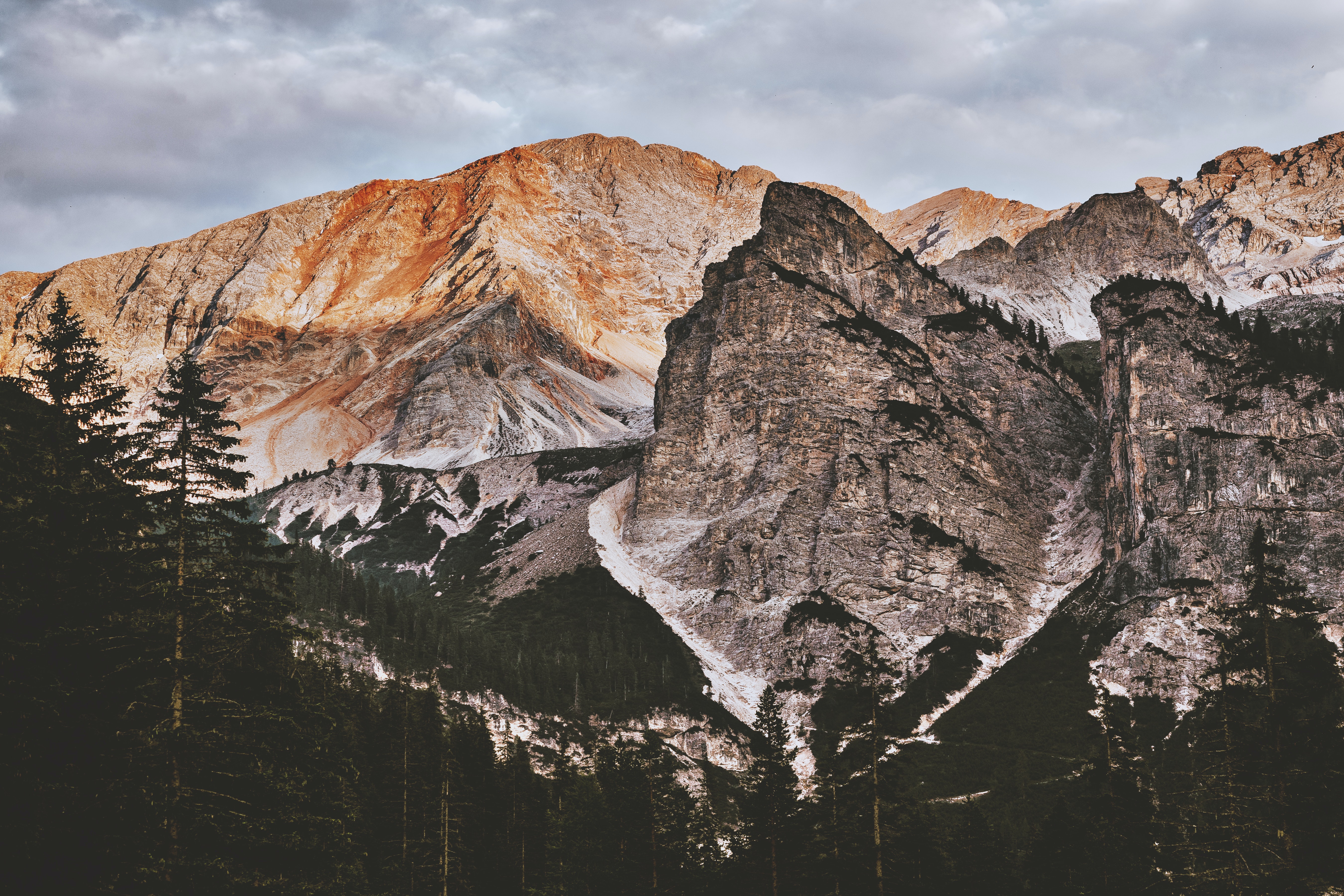 Montagne rocciose e pini, 5401x3601 Ultra HD, MacBook Air
