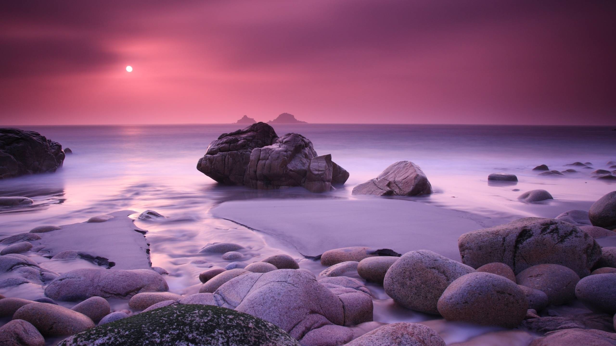 Spiaggia rocciosa al tramonto viola, 2560x1440 2K, MacBook Pro