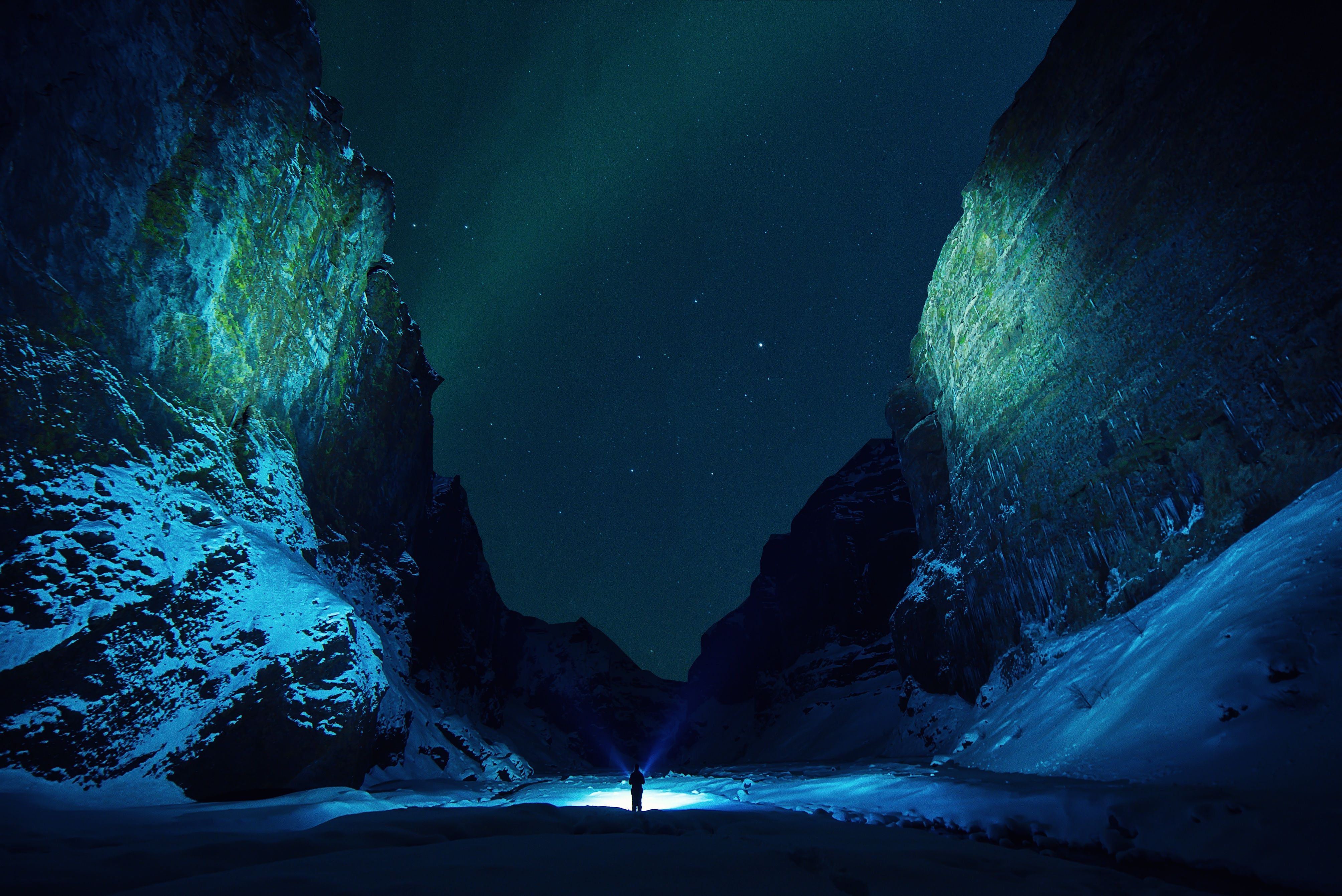 Canyon notturno con aurora boreale, 4017x2683 Ultra HD, MacBook Air