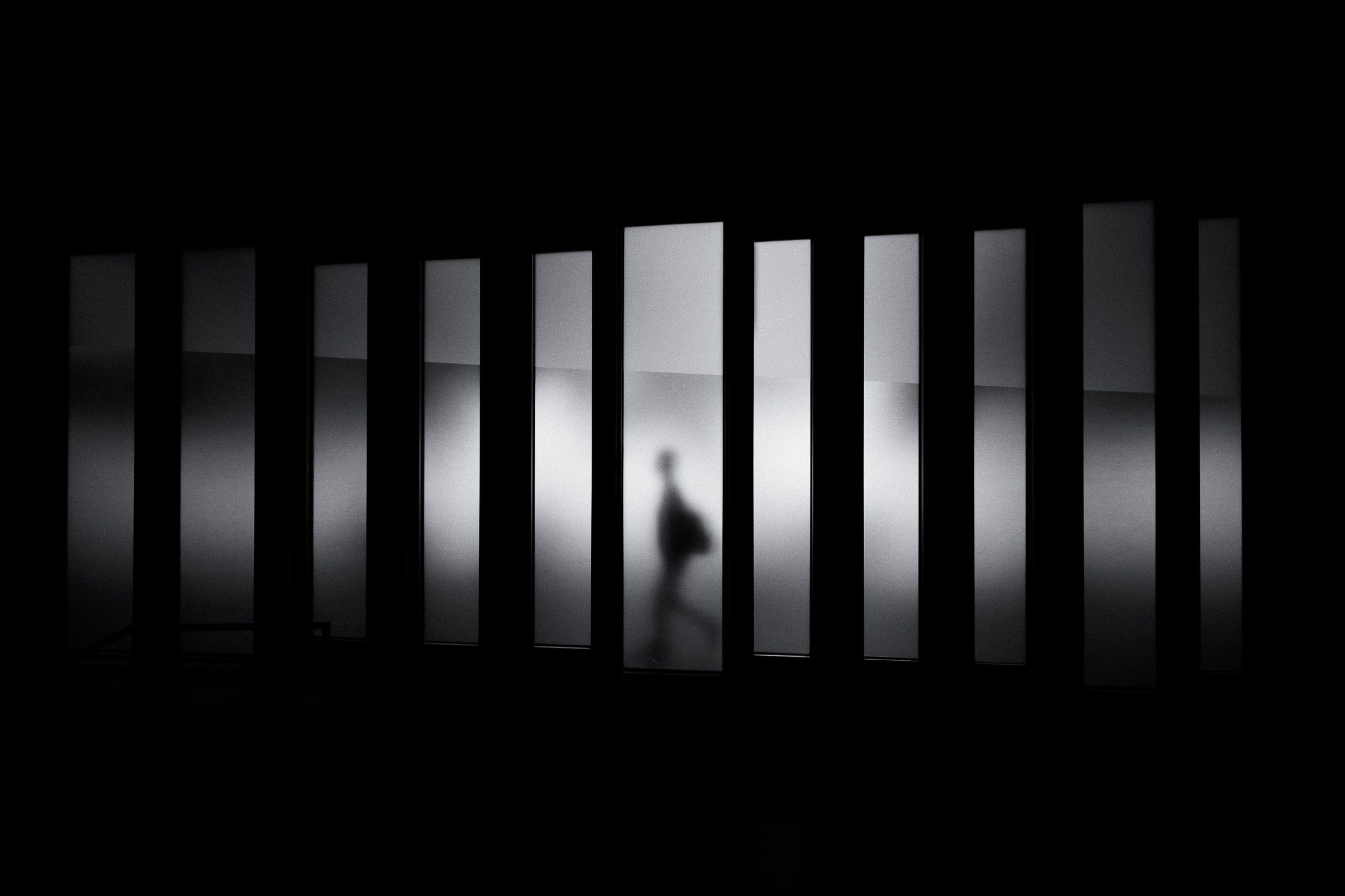 Sagoma tra pannelli bianco e nero, 2400x1600 alta risoluzione, PC