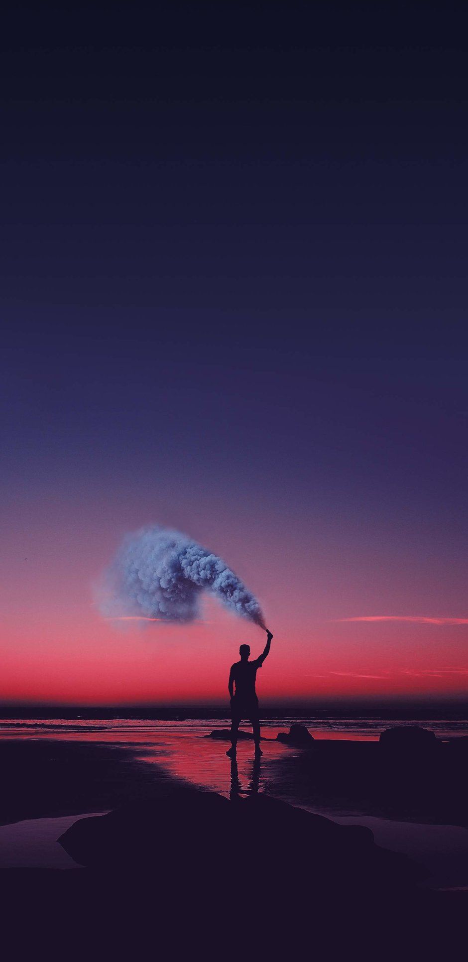 Silhouette con fumogeno al tramonto, 940x1932 Verticale, Android