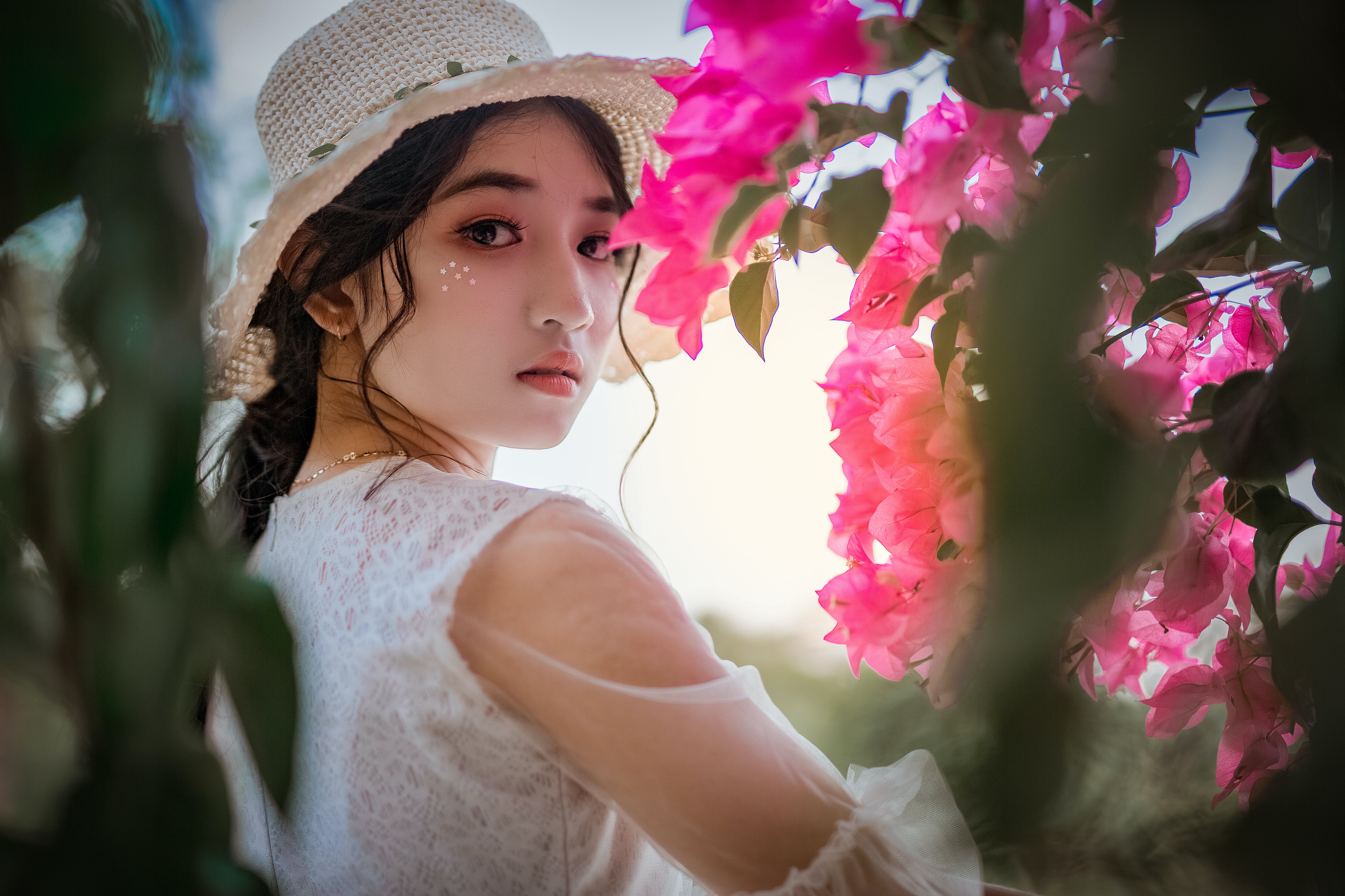 Ragazza con cappello tra fiori rosa, 5760x3840 4K Ultra HD, Smart TV 4K
