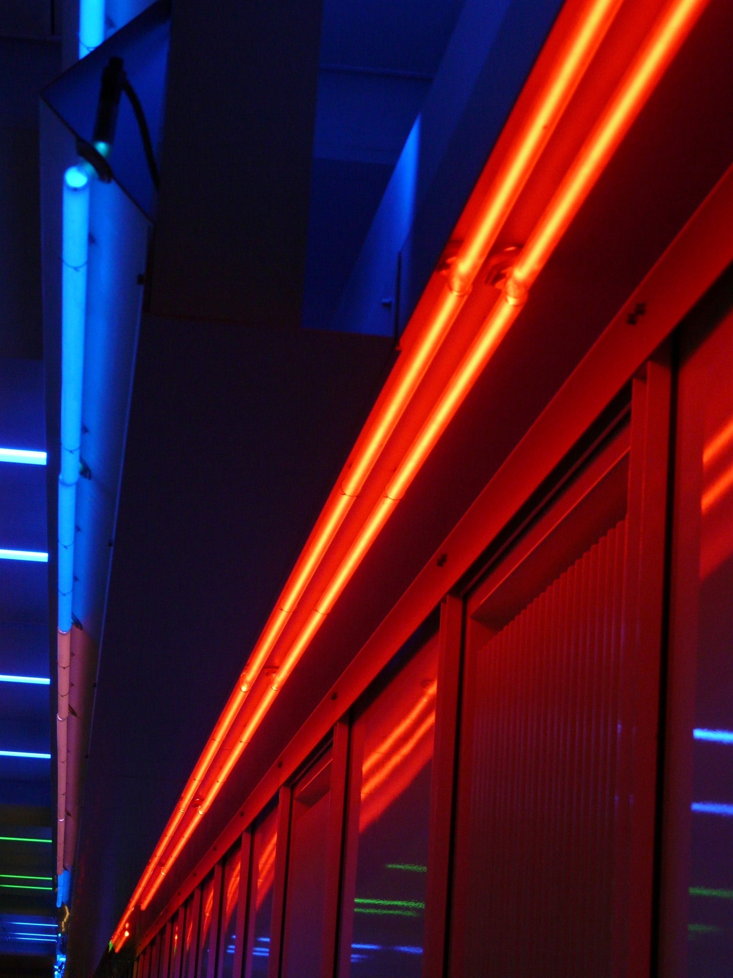 Strisce LED rosse su edificio, 2448x3264 Full HD Verticale, Smartphone