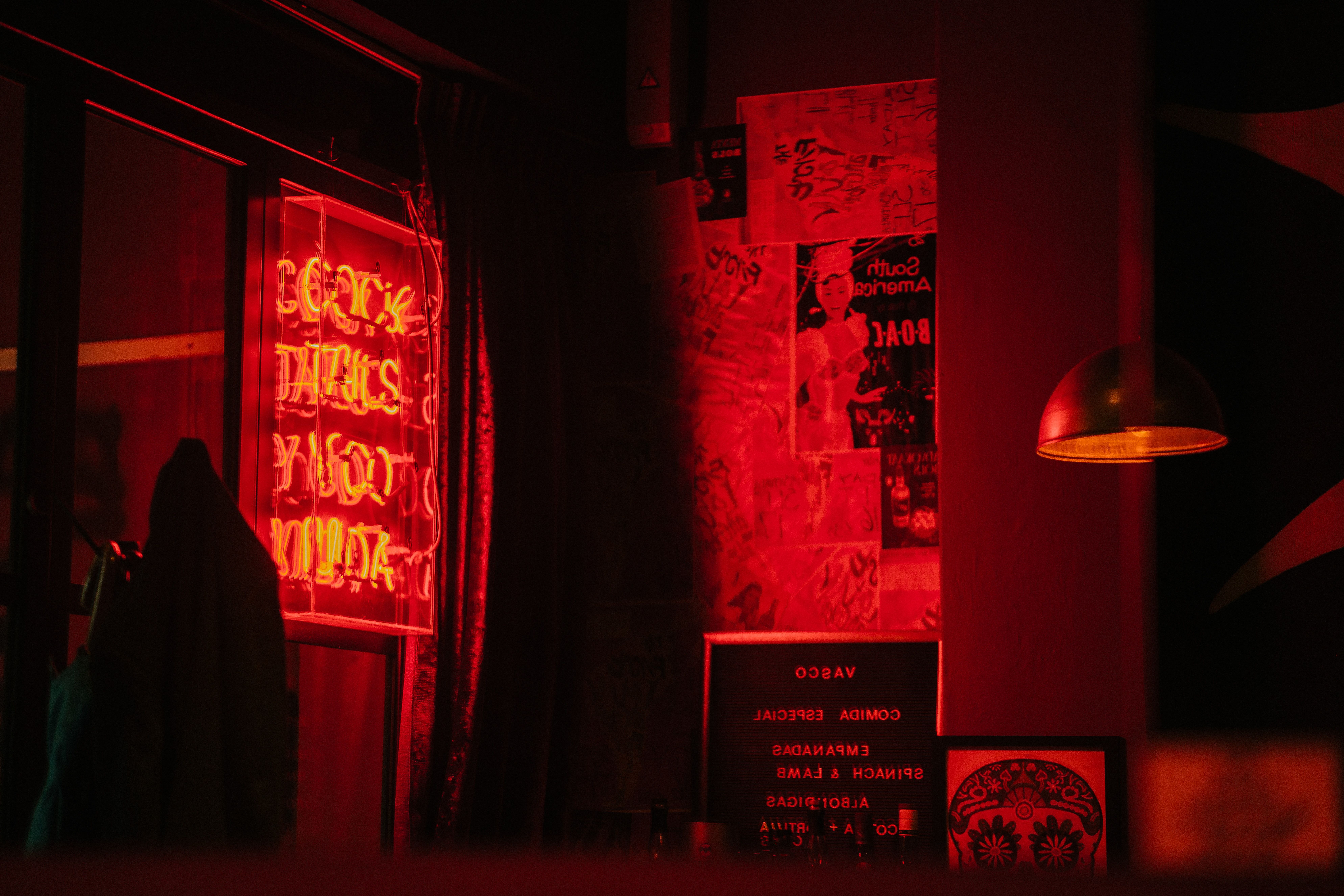 Insegna neon rossa locale, 7952x5304 Ultra HD, 4K TV