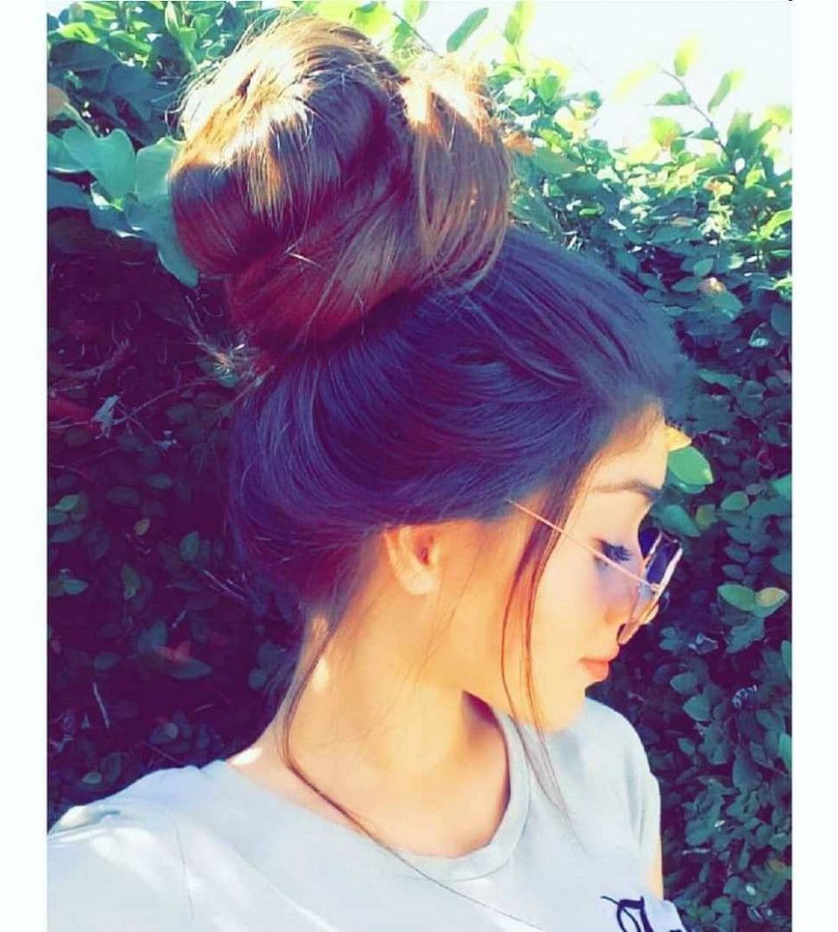 Ragazza con chignon tra foglie, 939x1044 Verticale, OnePlus