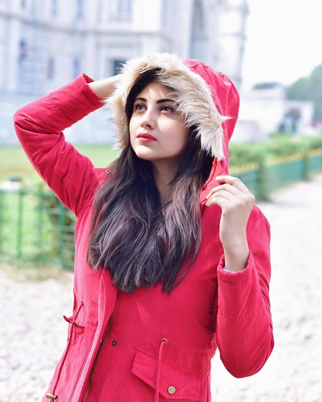 Ragazza con giacca rossa, 1080x1350 Full HD Verticale, iPhone