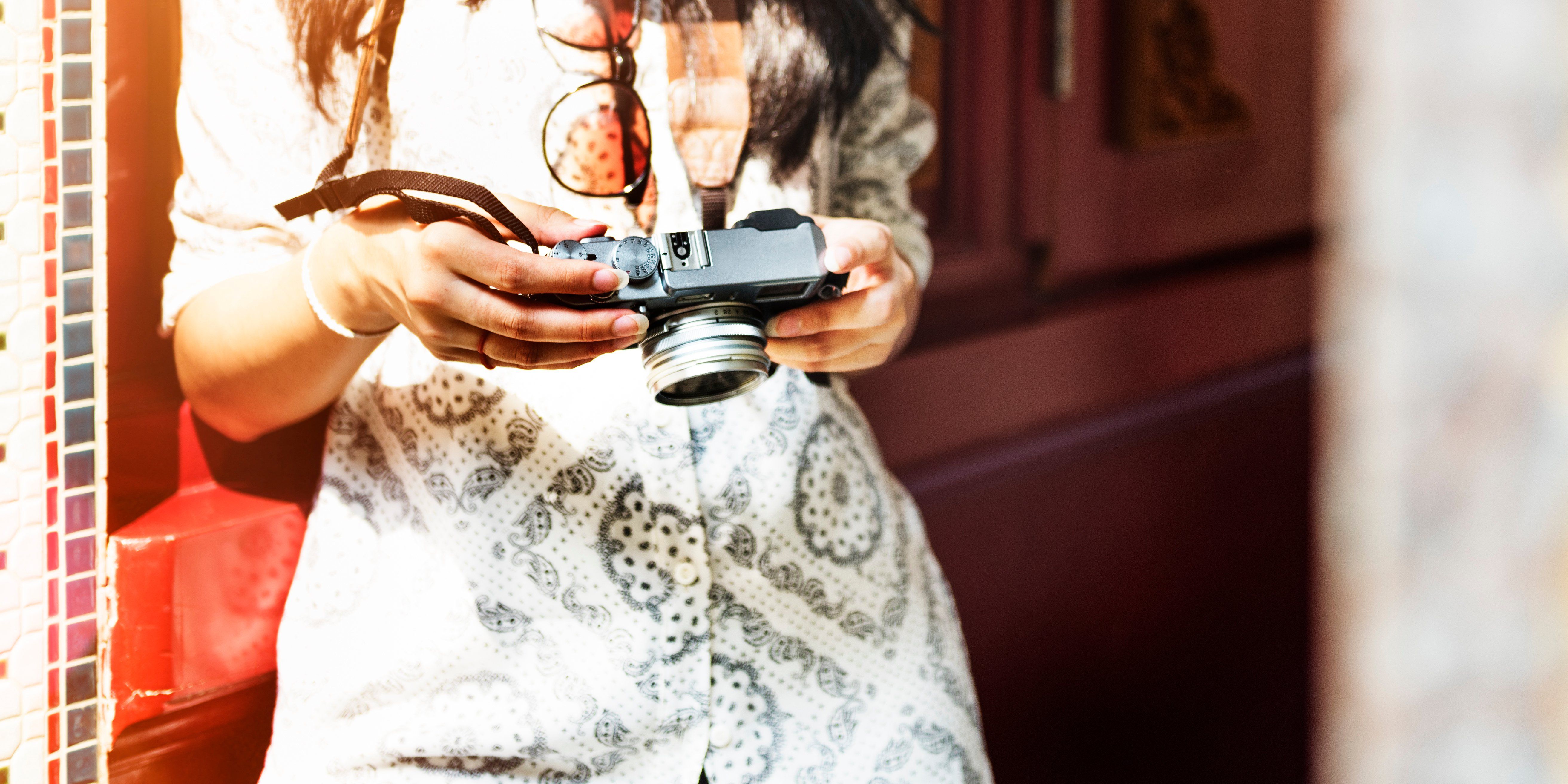 donna con fotocamera vintage, 5249x2625 Ultra HD, 4K TV