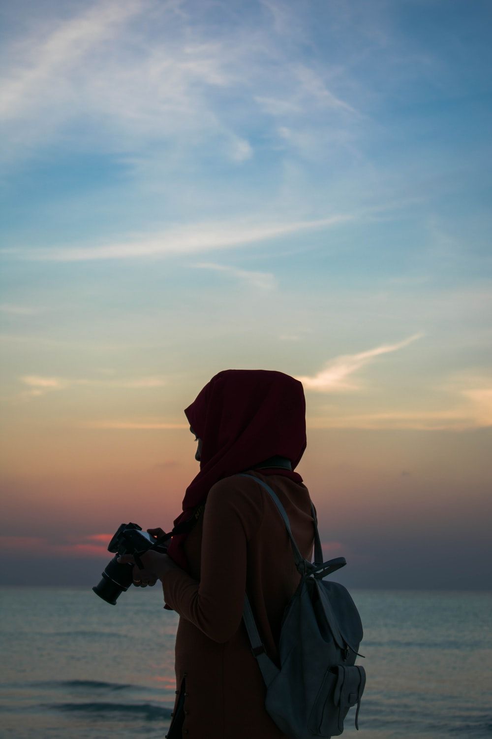 Silhouette donna hijab tramonto, 1000x1500 Verticale, Mobile