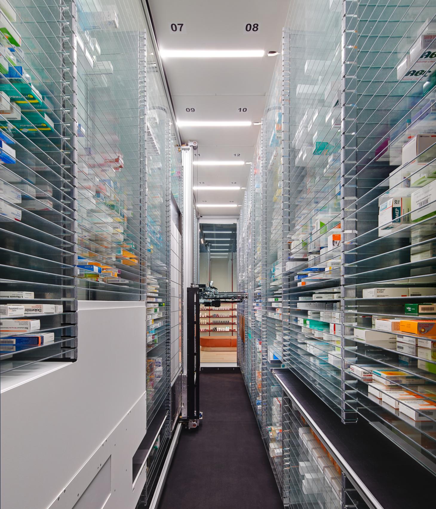 Interno farmacia scaffali vetro, 1460x1703 Verticale, Telefono