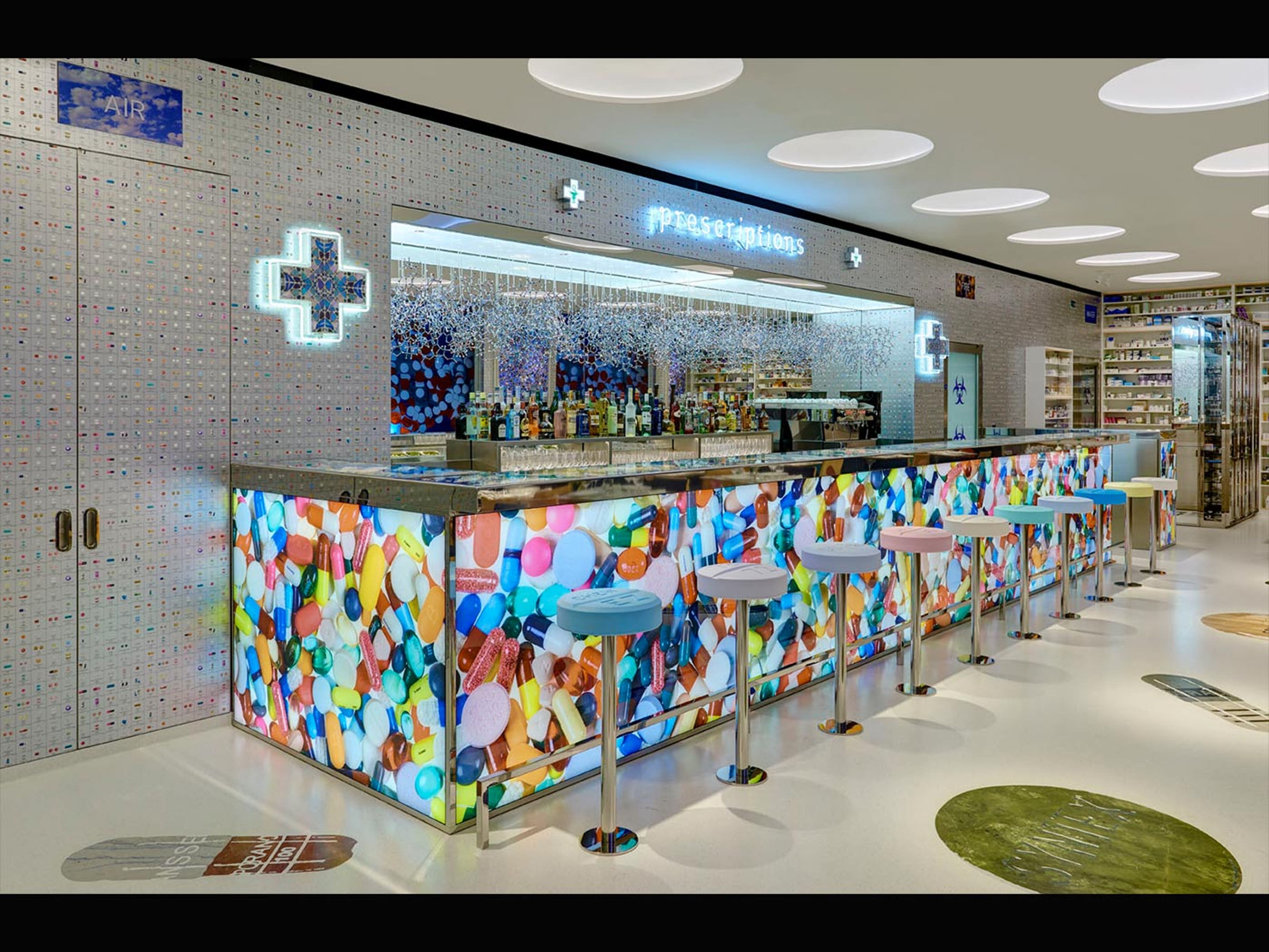 Bancone bar stile farmacia colorato, 3682x2762 2K+, Desktop