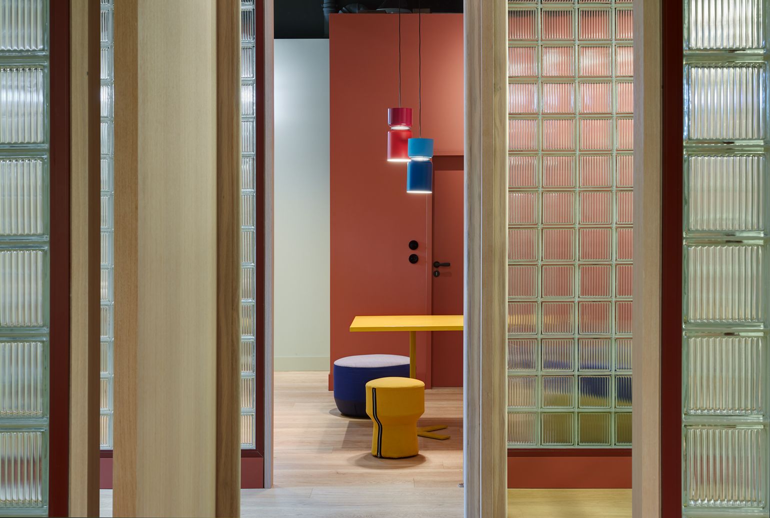 Interno farmacia retro-futurista colorato, 1540x1037 HD, Desktop