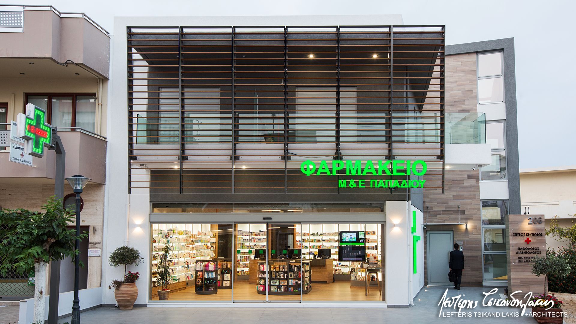 Interno farmacia scaffali reparto tosse, 1024x768 HD, Laptop