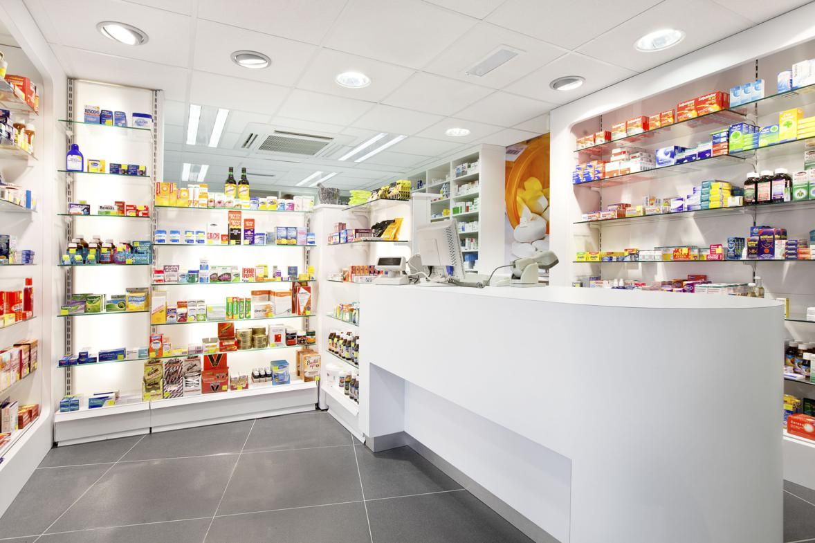 Interno farmacia con scaffali colorati, 1178x785 HD, Desktop