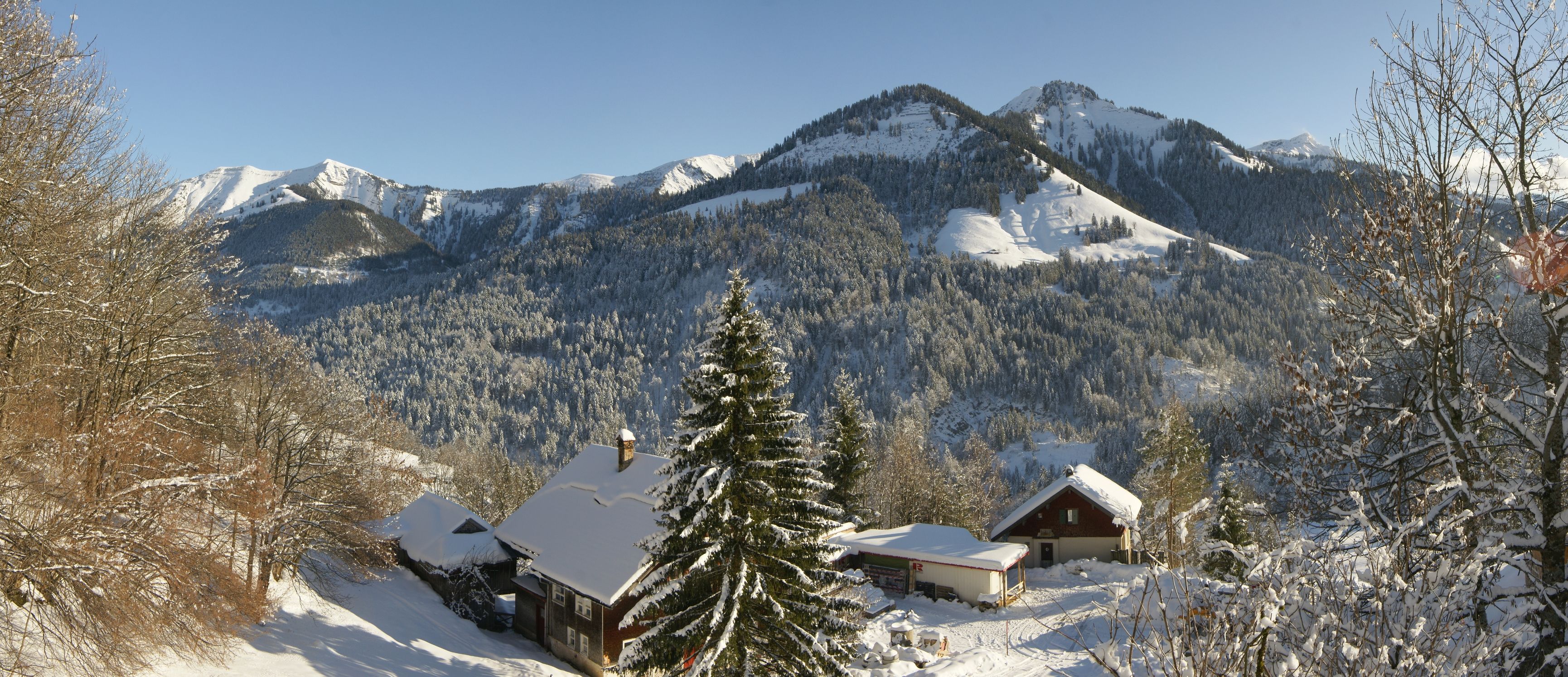 Paesaggio montano innevato con chalet, 3460x1496 21:9, Monitor Gaming