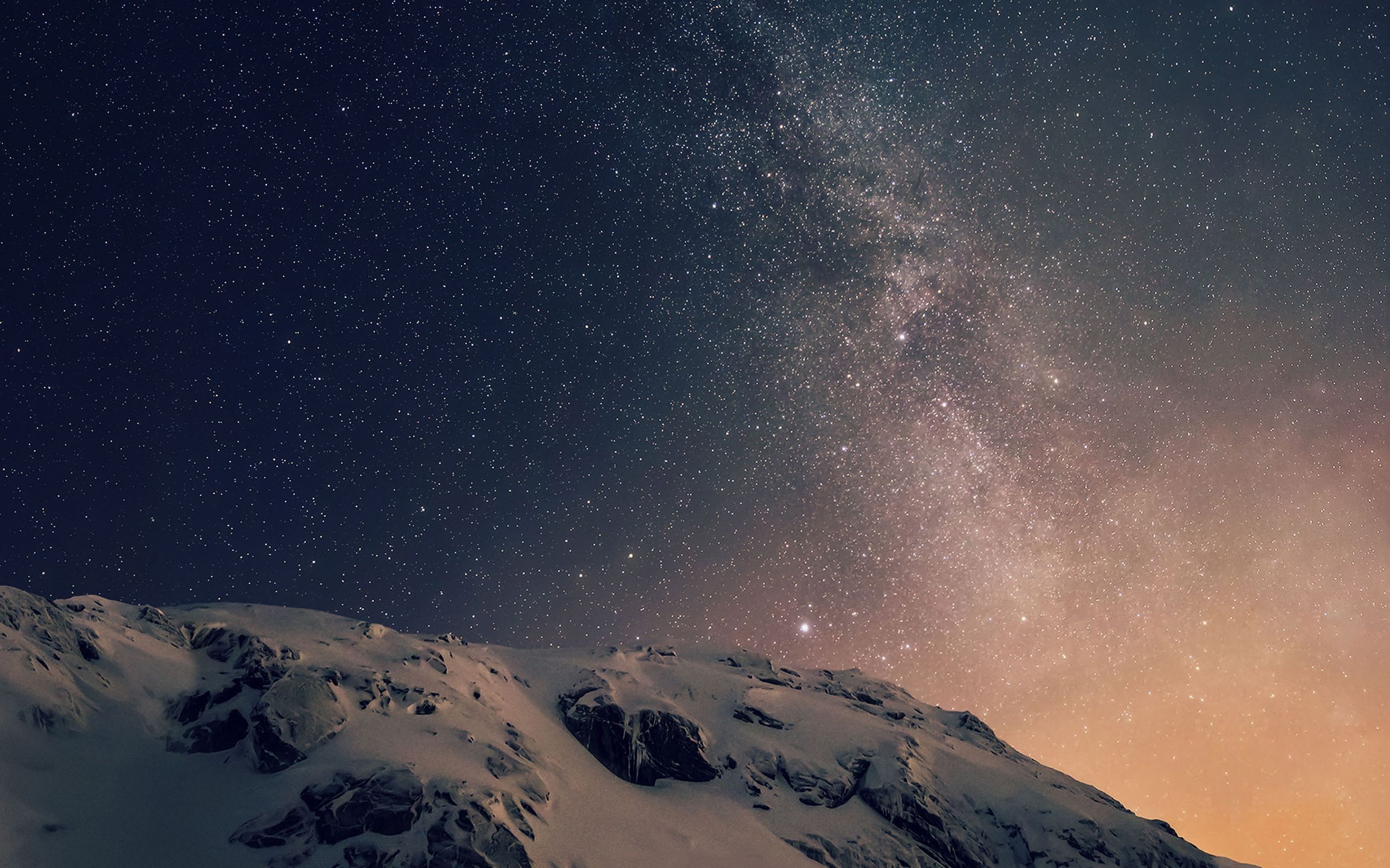 Montagna innevata sotto cielo stellato, 2560x1600 2K, Desktop