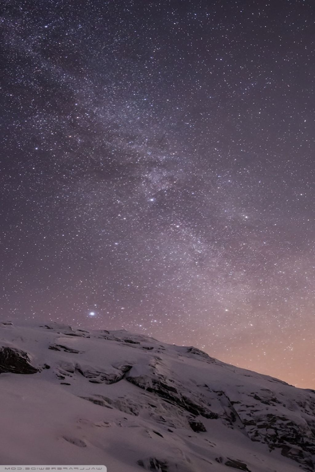 Montagna innevata sotto cielo stellato, 1024x1536 Full HD Verticale, iPhone