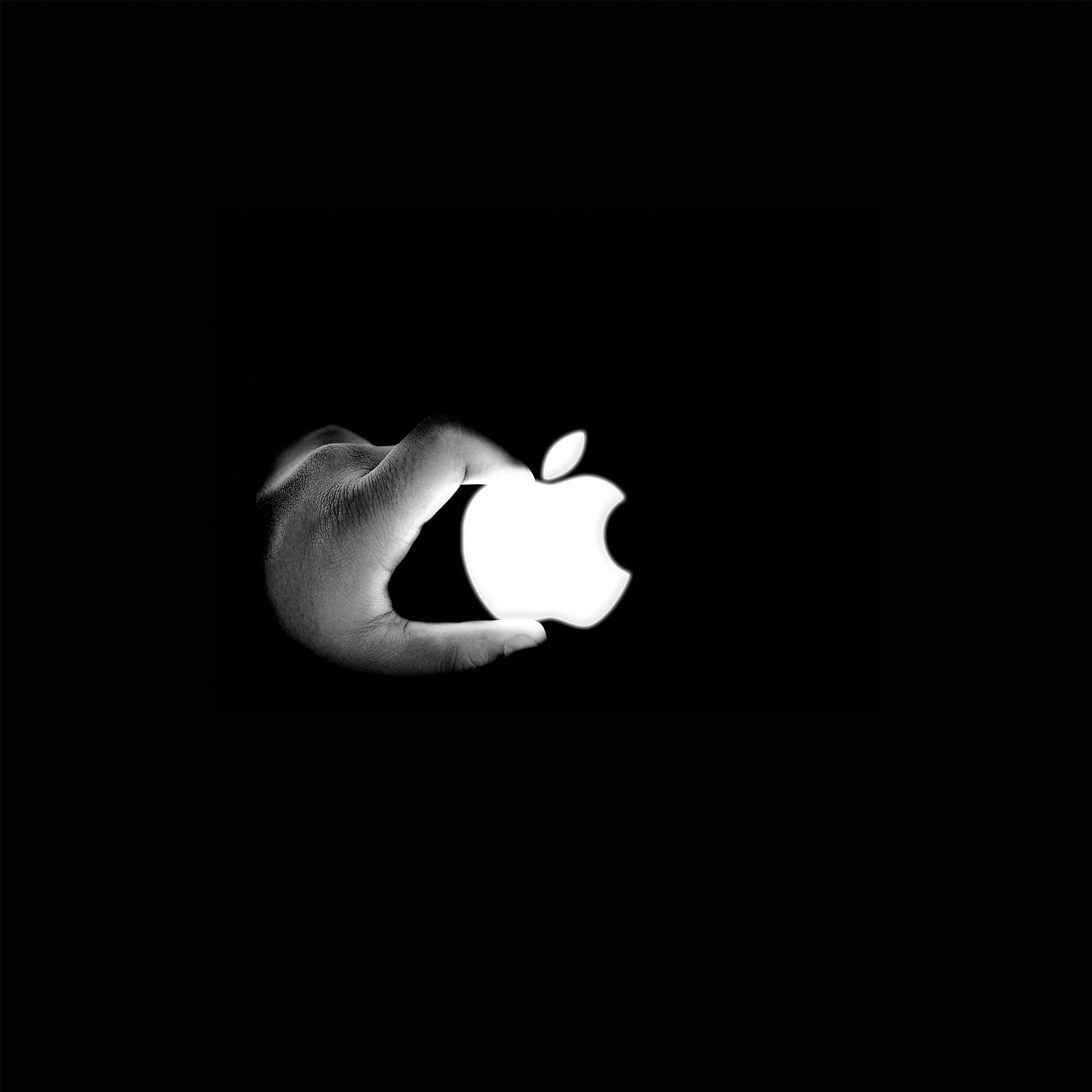 Mano che regge logo Apple, azienda tech, 2732x2732 2K+, iPad