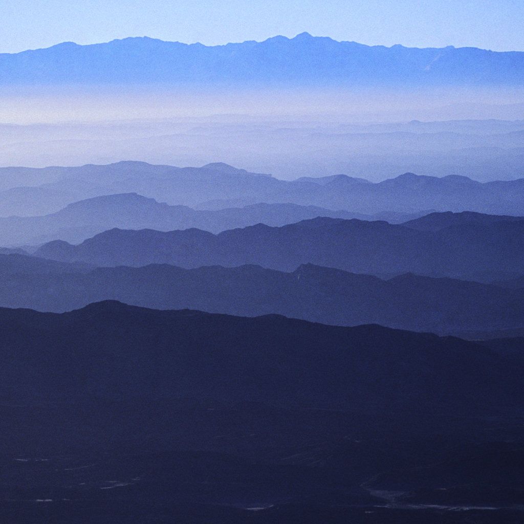 Montagne nebbiose blu sfumate, 1024x1024 HD, iPad Air