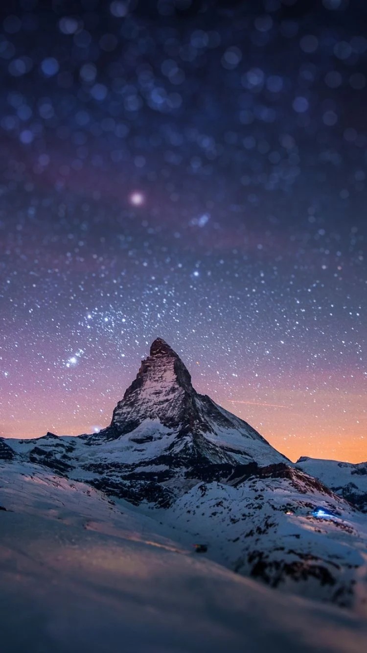 Montagna innevata sotto cielo stellato, sfondi 4K, 750x1334 Verticale, iPhone Pro Max