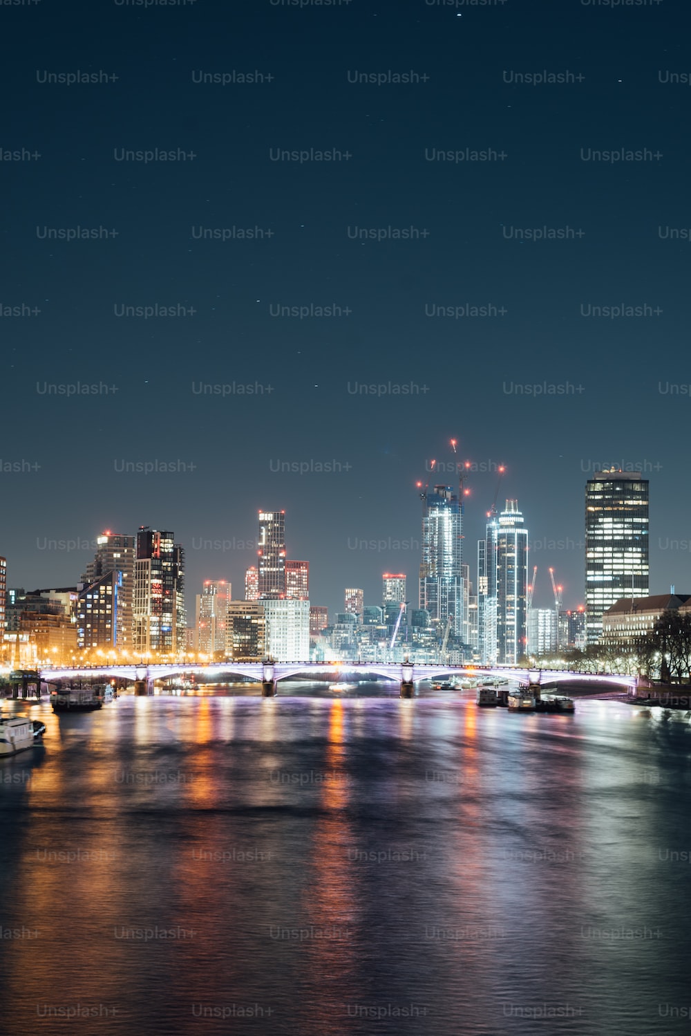 Skyline urbano notturno con fiume, sfondi 4K, 1000x1498 Full HD Verticale, iPhone Plus