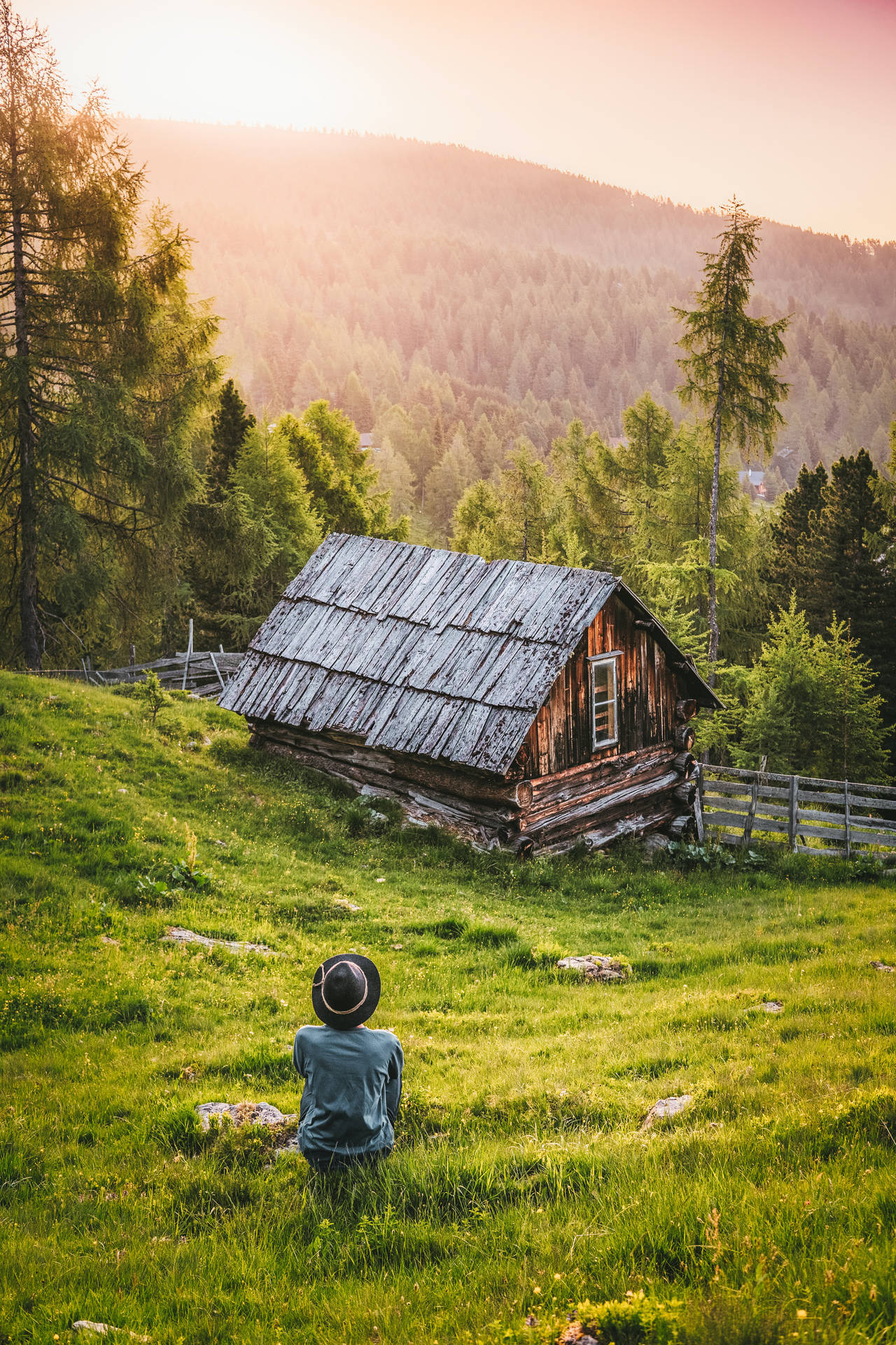 Bambino, capanna in legno, montagna, sfondi 4K, 1280x1920 Verticale, iPhone Plus