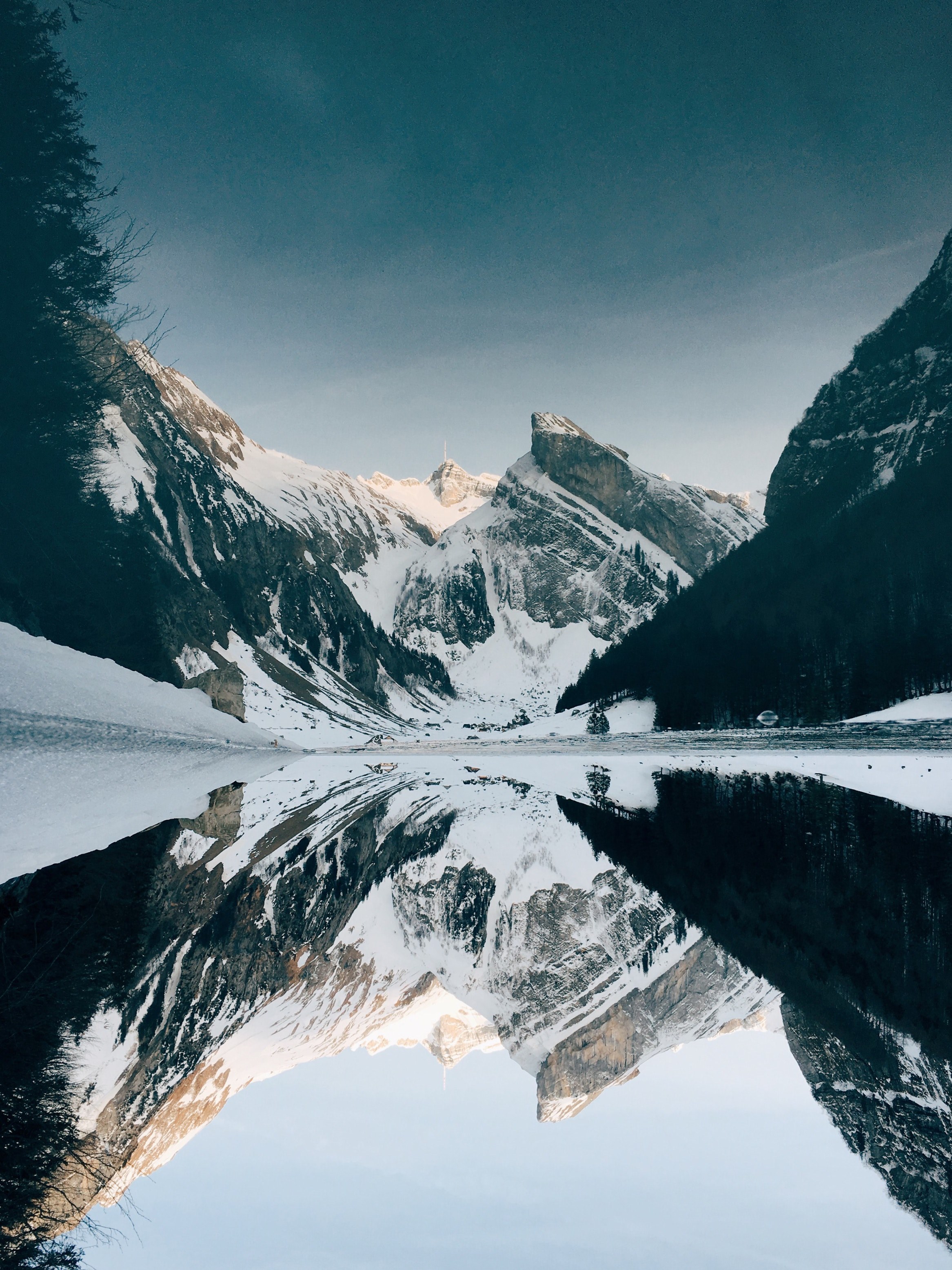 Montagne innevate con riflesso nel lago, sfondi 4K, 2333x3111 Full HD Verticale, iPhone Pro