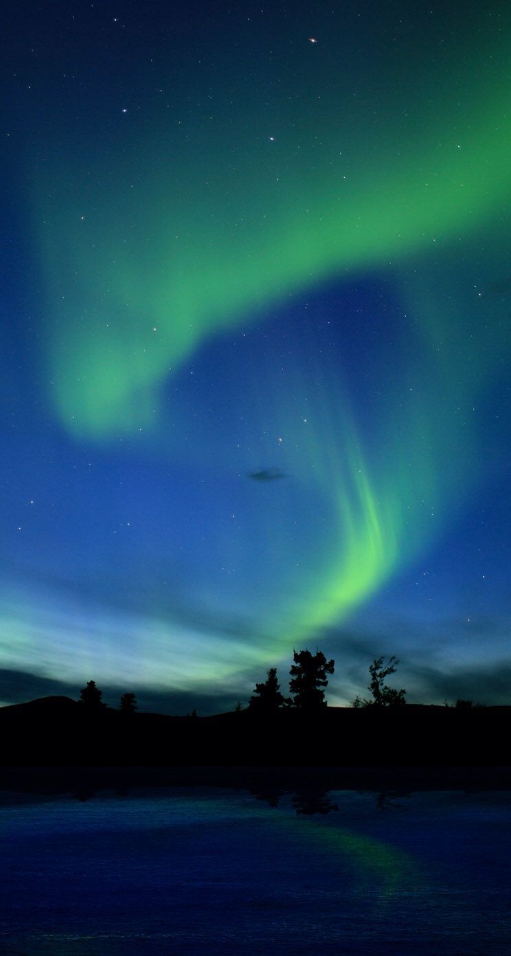 Aurora boreale sopra lago, 744x1392 Full HD Verticale, iPhone Pro