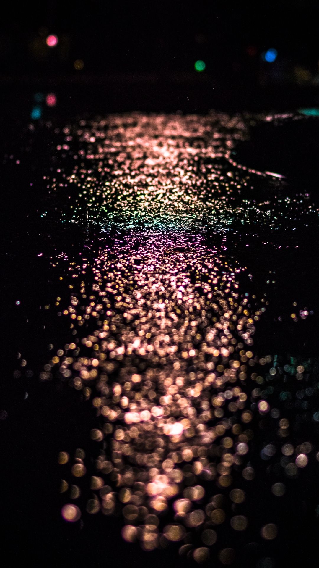 Strada bagnata riflessi notturni, 1080x1920 Verticale, iPhone Plus