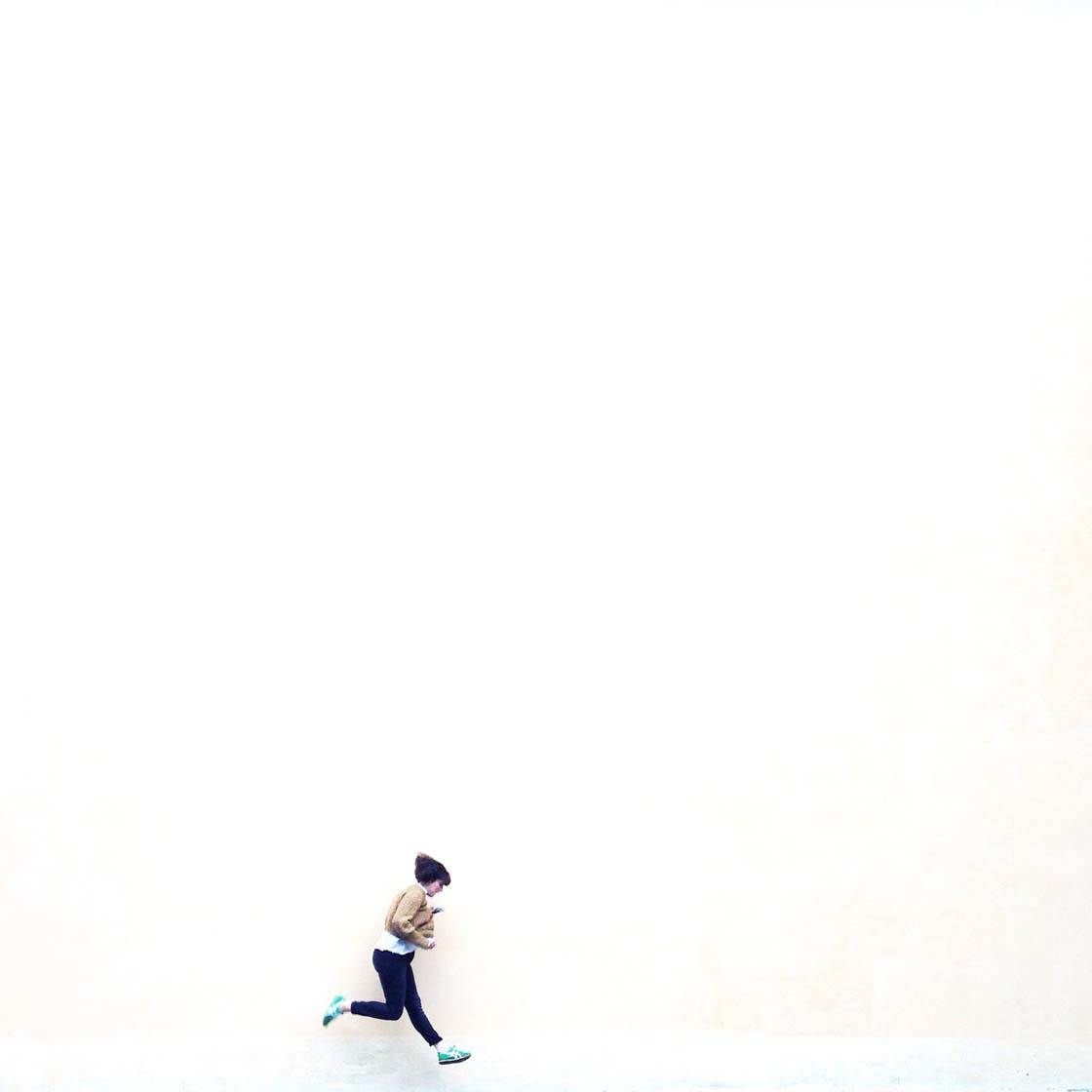 Persona che corre su bianco, 1120x1120 HD, Desktop