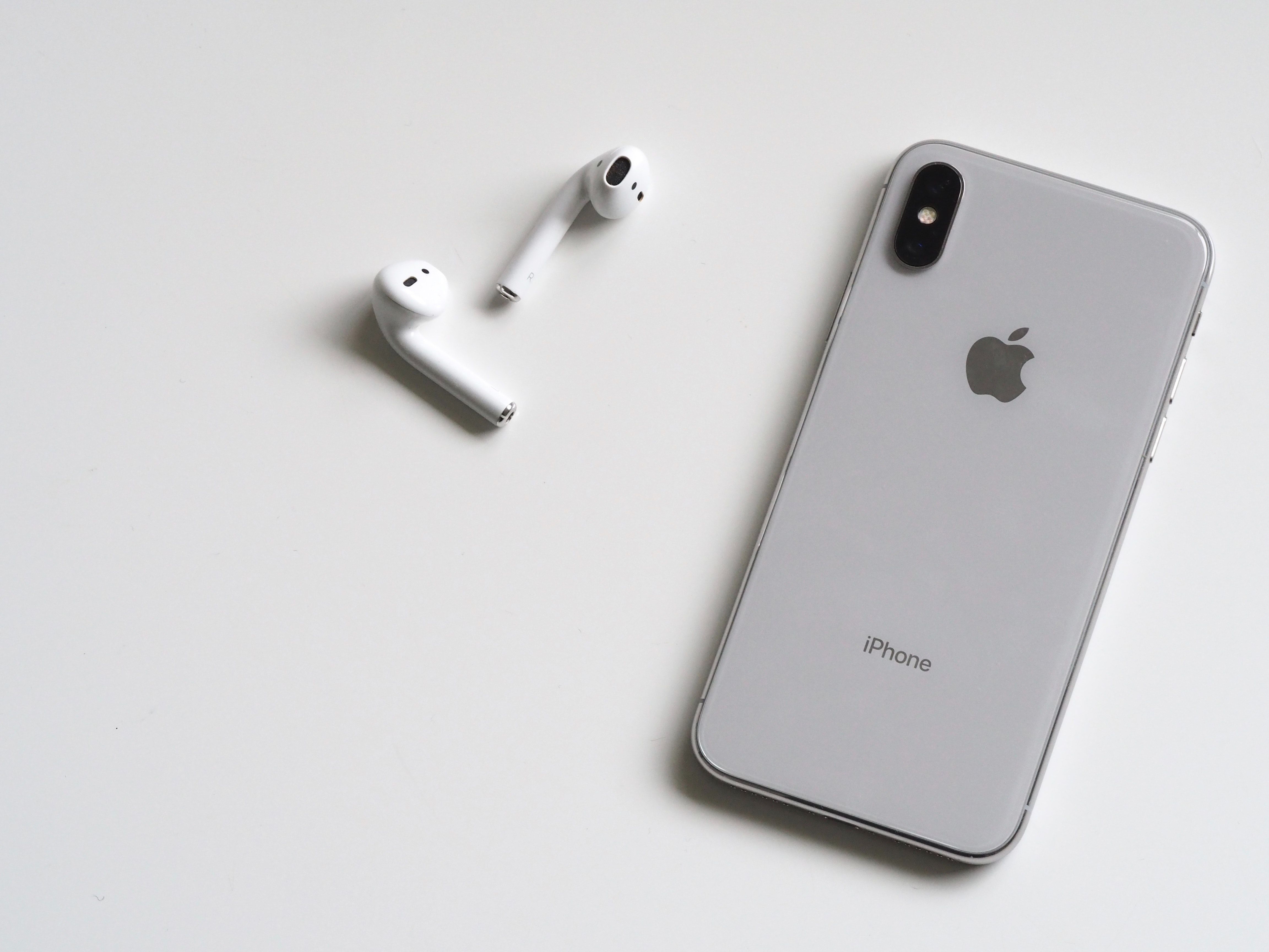 iPhone X argento con AirPods, 4608x3456 4K, Desktop 4K