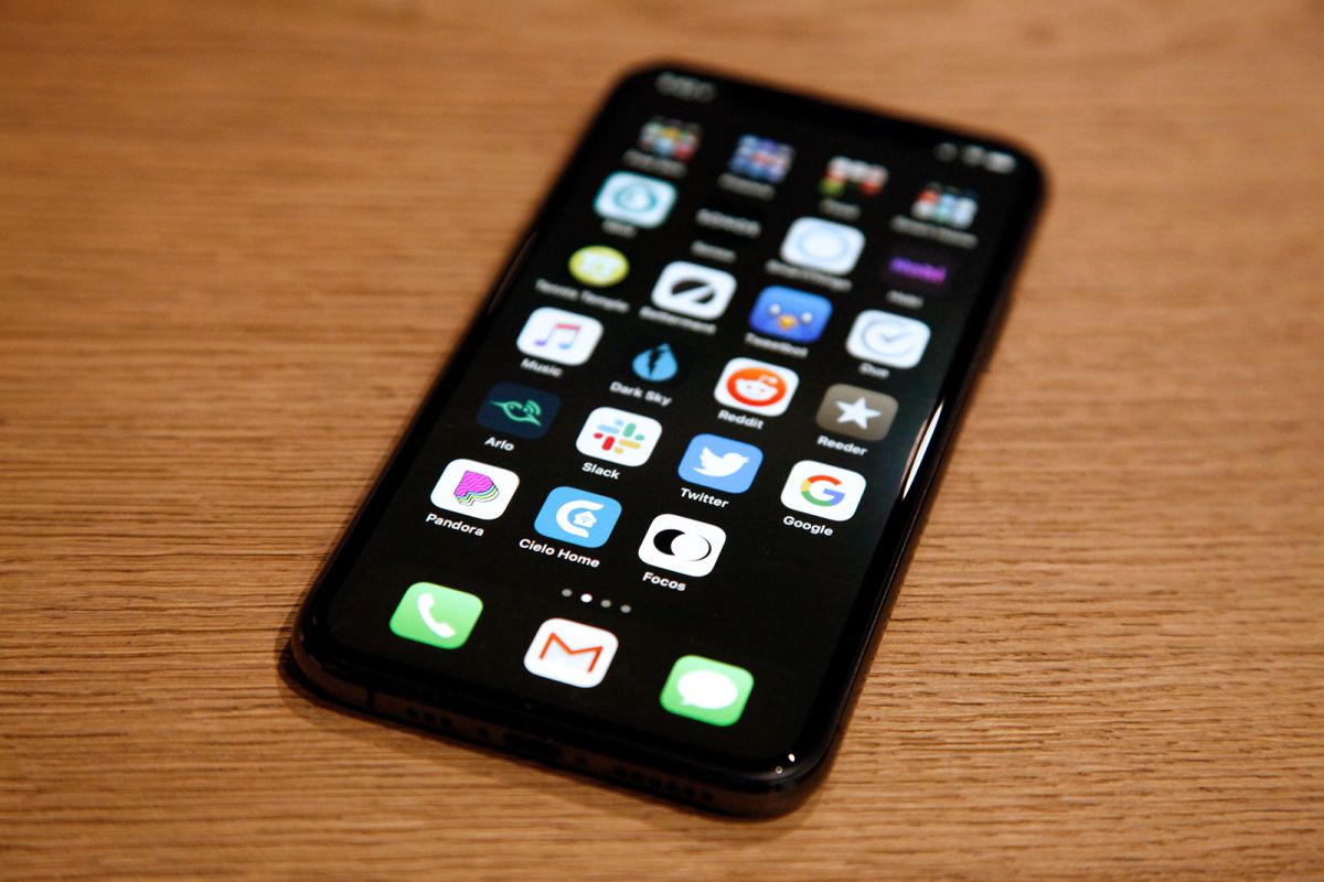 iPhone nero su tavolo legno, 1200x800 HD, Laptop