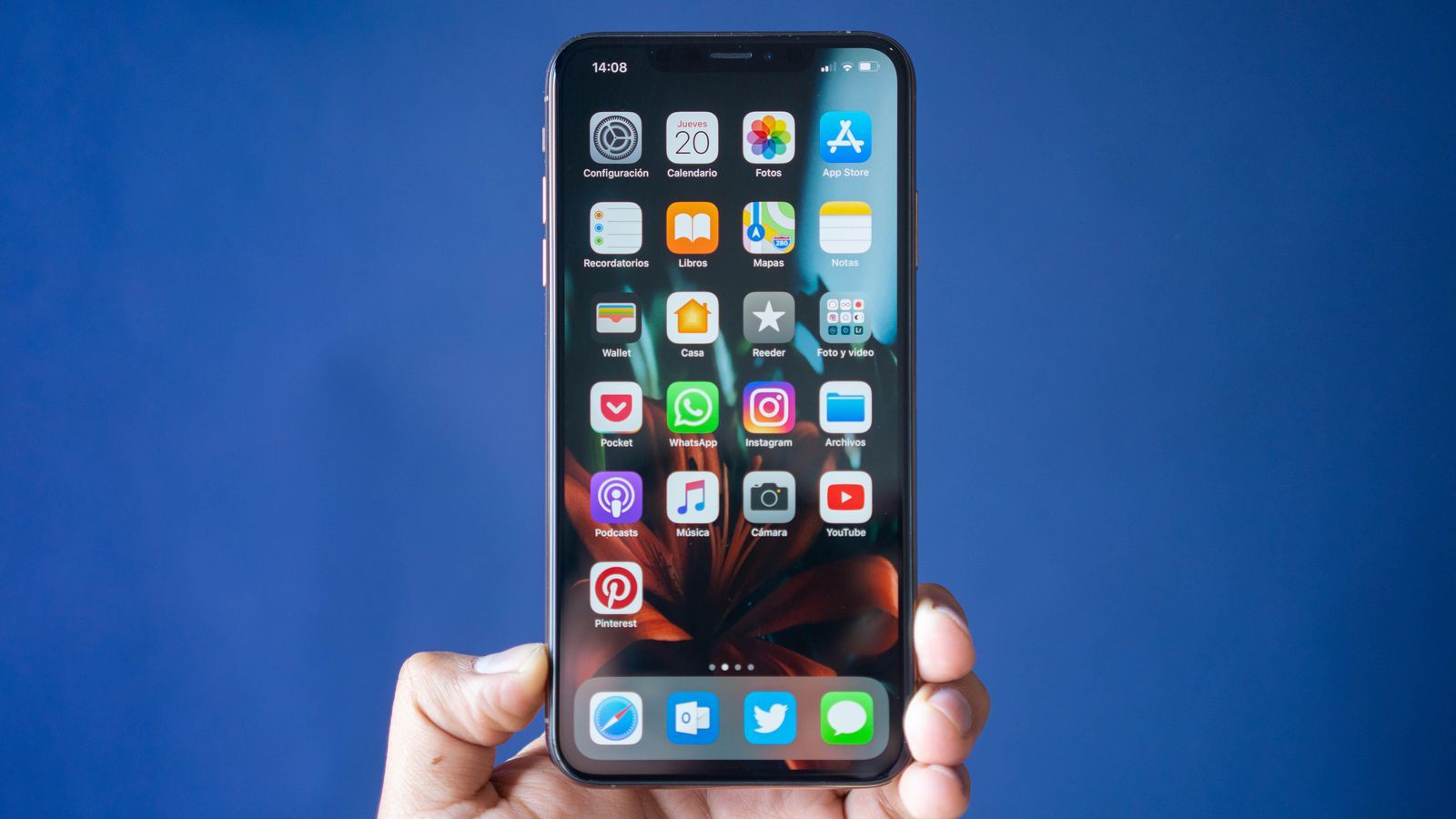 iPhone XS Max in mano, 1600x900 900p, Desktop