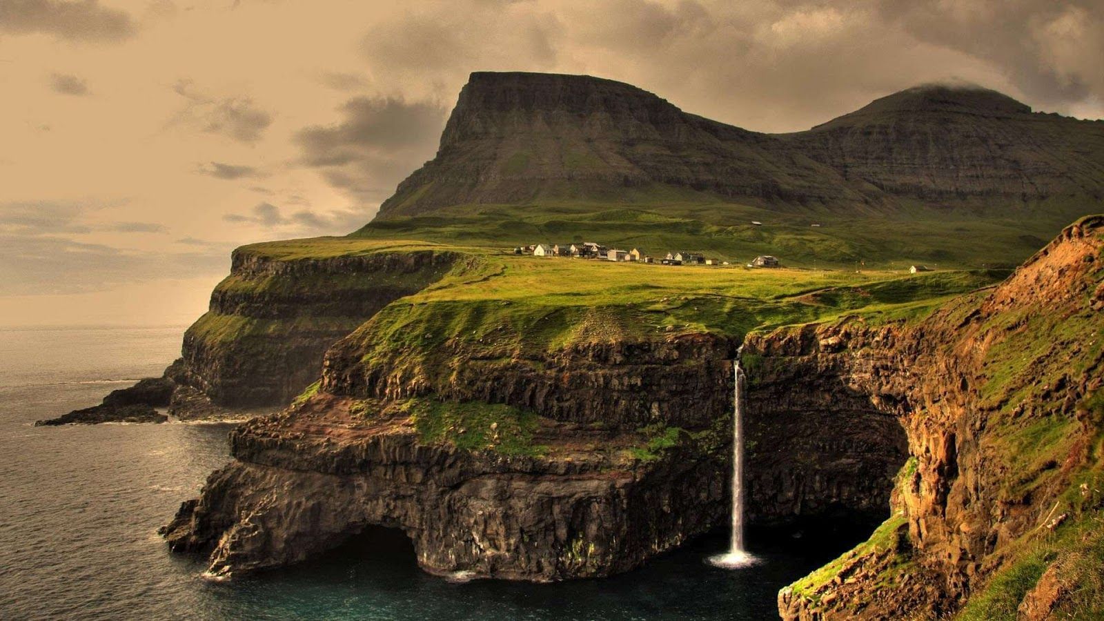 Scogliere costiere con cascata, 1600x900 900p, Desktop