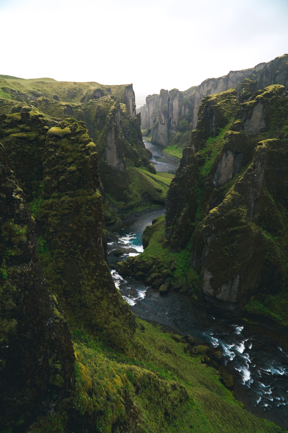 Canyon verde con fiume, Islanda, 1000x1500 Verticale, Mobile